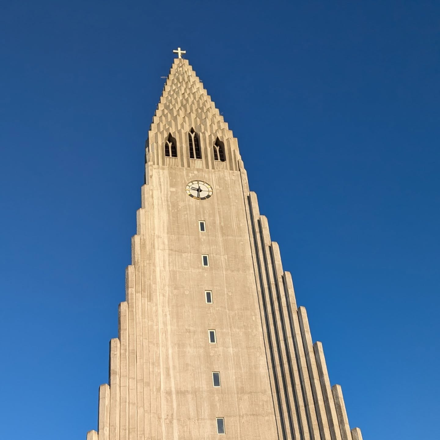 HLJÓMAR FRÁ HEIMSKAUTSBAUGI
Samhljómur kirkjuklukkna í dag er klukkur hljóma á ný í Grímsey – Vinargjöf Hallgrímssafnaðar í Reykjavík til Miðgarðskirkju.