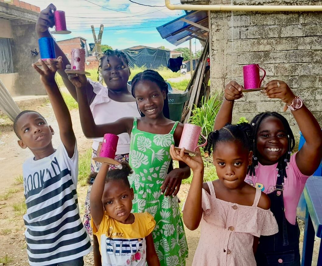 Y nos vamos a Colombia! 🇨🇴 A la selva del Chocó, una región virgen y muy peligrosa 🌎 Hasta allí cada año viajan unos misioneros muy valientes bajo su propia cuenta y riesgo que trabajan con cientos de niños de la zona. Les hemos apoyado haciéndonos cargo del material didáctico para los niños y también de los profesores locales que pueden utilizar estas lecciones y seguir con las clases durante un año entero. Preparamos dos meriendas para los niños, una fiesta total para ellos! 🤩👏🏻
El futuro de estos niños puede cambiar, pueden romper con esa cadena de miseria y delincuencia, Dios lo puede hacer y nos usa a ti y a mí! Muchísimas gracias por cada donativo! 💚
Compartimos de paso aquí fotos de Ciudad Bolivar, un asentamiento marginal del sur de Bogotá donde hemos aprovechado para dejar también materiales para los niños y 8 packs de material para profesores. Gracias de todo corazón! 🙌🏻📚✏️
#proyectochocólosalpes #fundacioncaminodegracia #colombia🇨🇴 #amorworld