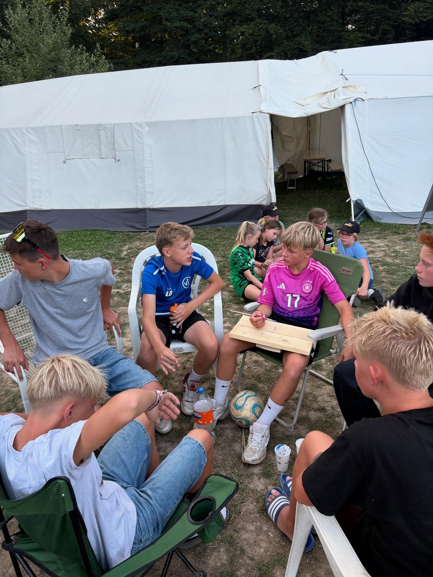 Ein paar Highlights aus den letzten Lagertagen 🏕️☀️
Am Montag haben wir eine Wanderung ins Schwimmbad unternommen – bei strahlendem Sonnenschein ☀️
Am Dienstagvormittag standen unsere Lagerolympischenspiele auf dem Programm. Dabei mussten die Kinder spannende und witzige Aufgaben meistern, die sich die Betreuer ausgedacht hatten. 🏅
Am Nachmittag wurde es bunt: Die Zelte bekamen selbstgemalten Schilder 🎨
Ein rießen Dankeschön an @raiffeisenmarkt.senden für die großzügige Kartoffelspende 🥔