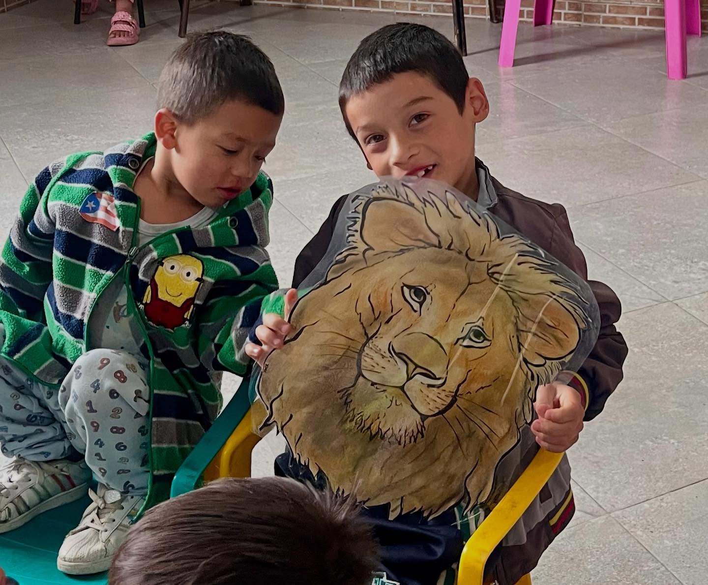 Y nos vamos a Colombia! 🇨🇴 A la selva del Chocó, una región virgen y muy peligrosa 🌎 Hasta allí cada año viajan unos misioneros muy valientes bajo su propia cuenta y riesgo que trabajan con cientos de niños de la zona. Les hemos apoyado haciéndonos cargo del material didáctico para los niños y también de los profesores locales que pueden utilizar estas lecciones y seguir con las clases durante un año entero. Preparamos dos meriendas para los niños, una fiesta total para ellos! 🤩👏🏻
El futuro de estos niños puede cambiar, pueden romper con esa cadena de miseria y delincuencia, Dios lo puede hacer y nos usa a ti y a mí! Muchísimas gracias por cada donativo! 💚
Compartimos de paso aquí fotos de Ciudad Bolivar, un asentamiento marginal del sur de Bogotá donde hemos aprovechado para dejar también materiales para los niños y 8 packs de material para profesores. Gracias de todo corazón! 🙌🏻📚✏️
#proyectochocólosalpes #fundacioncaminodegracia #colombia🇨🇴 #amorworld