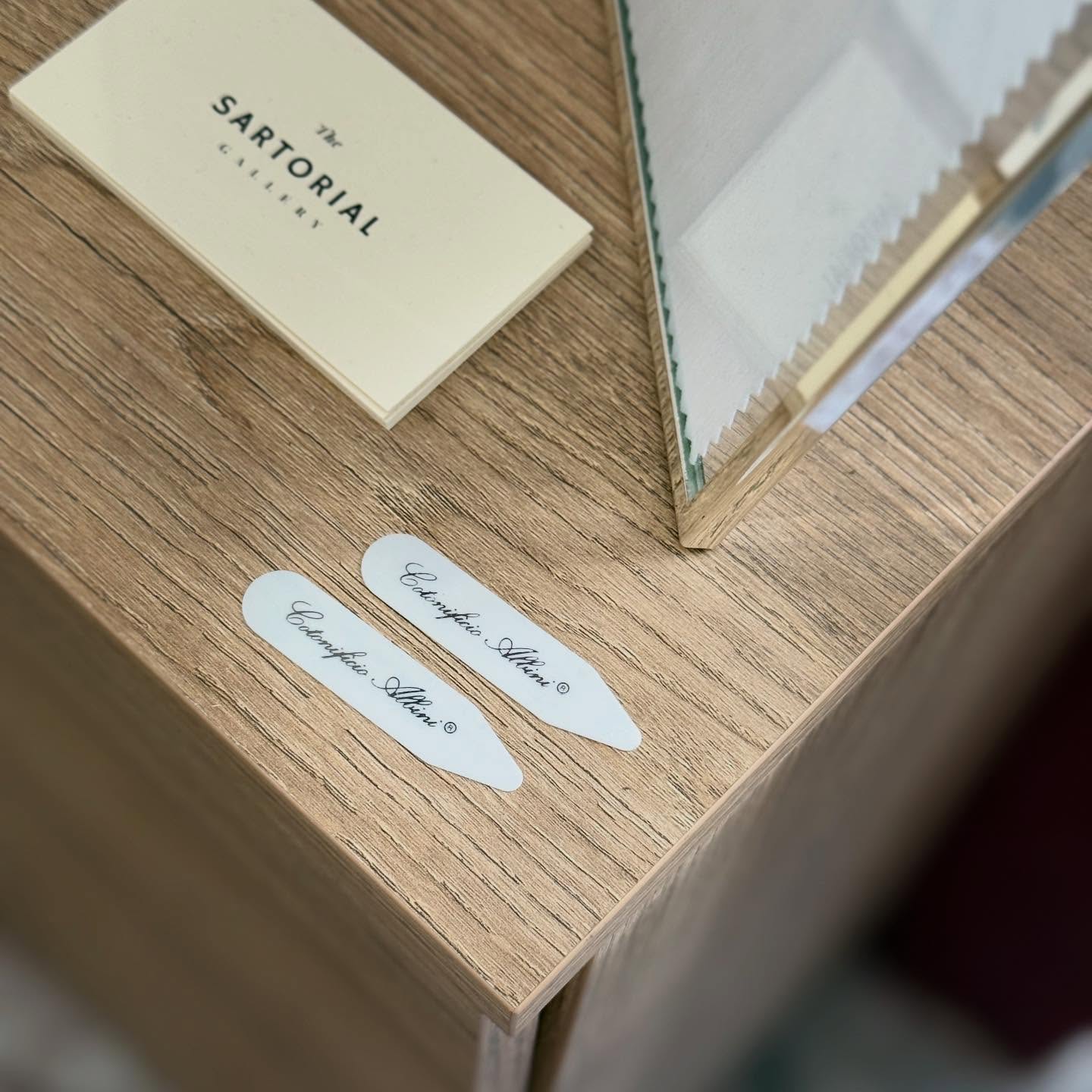 Los pequeños detalles marcan la diferencia.
.
#thesartorialgallery #sastreria #madrid #details #contemporarytailoring #tailoring