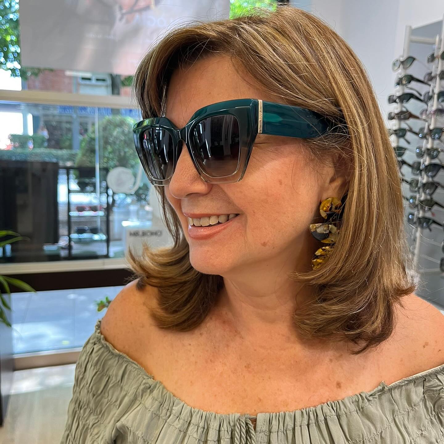 ✨ El verano va llegando a su fin y septiembre está a la vuelta de la esquina… la rutina nos espera ?. Pero aún estamos a tiempo de ponerle un toque de color a cada día con los complementos perfectos.
? Nuestra nueva colección de gafas de sol TOUS llega con diseños llenos de estilo que iluminan cualquier look, ¡y no hay mejor momento para hacerte con ellas!
? Porque aunque el calendario diga que se acaba el verano, siempre podemos seguir brillando un poquito más.
Y qué decir de nuestra modelo… ¡simplemente radiante! ? Ella es la mejor muestra de que un buen accesorio no solo complementa, sino que transforma.
? Descubre la colección y dale color a tu vuelta a la rutina.
#TOUS #NuevaColección #GafasDeSol #SeptiembreConEstilo