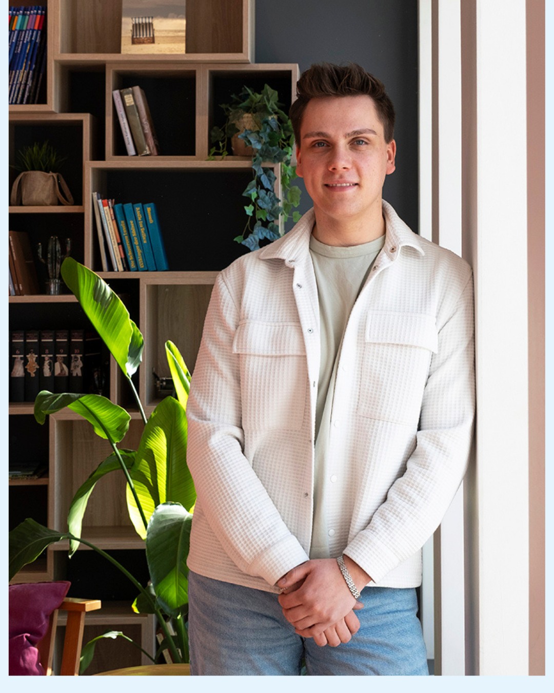 ? Ich bin: Henri
? Was ich im sylc. rocke: Front Office Manager
? Seit wann dabei: 06.2021
❤️ Das feier ich an meinem Job: Mein Team, die Zusammenarbeit aller Abteilungen sowie die Menschen und geminsame Erfolge
? Dafür kennt man mich hier: Mein Ziel ist es immer eine Atmosphäre zu schaffen, in der sich alle wohlfühlen, ihre Stärken einbringen können und wir somit gemeinsam Erfolge erzielen. Plus immer ein offenes Ohr für alles!
? Das Konzert-Highlight, das ich nie vergesse: Metallica 2023 - tolles, gut gelauntes Publikum!
? Mein Geheimtipp im sylc.: ROOFTOPGYM + Dachterasse und unseren LIVING ROOM für Kochevents und gemeinsame Team Abende!
TEAM
MITARBEITER
HOTEL
HAMBURG