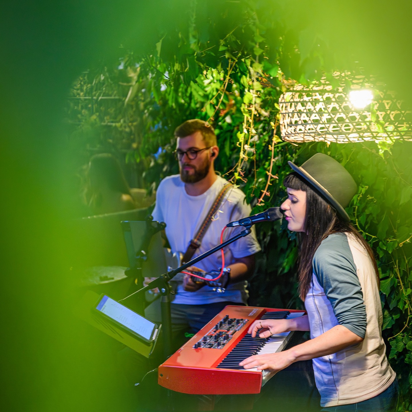 ✨ Ein kleiner, feiner Abend voller großer Musik ✨
Gestern durfte ich im @dayflex_coffeebar in Achern ein wundervolles Konzert mit @thisisaudilia (Rebecca Kimmig) erleben. Ich habe Rebecca vor einigen Jahren kennengelernt und seither ihren Weg als Musikerin und Singer-Songwriterin verfolgt – ein Weg, der sie zu immer mehr eigenen Songs geführt hat.
Schon am Samstag im Ottenhöfener Kurgarten hat sie mit ihrem Album Seasons das Publikum verzaubert. Dort konnte ich leider nicht dabei sein – umso schöner war es, dass ich sie gestern nochmals live erleben durfte. ?
Gemeinsam mit ihrem Gitarristen Jörg Kernbach hat sie auch im Dayflex jeden Song zu einem eigenen kleinen Wesen werden lassen – mal voller Leichtigkeit, mal melancholisch, mal kraftvoll und leidenschaftlich.
Es war einer dieser Abende, die man im Herzen behält. ? Danke, liebe Rebecca, für deine Musik – und euch beiden für die vielen Emotionen, die ihr auf die Bühne bringt.
#Achern #Dayflex #Audilia #SingerSongwriter #Seasons #LiveMusik