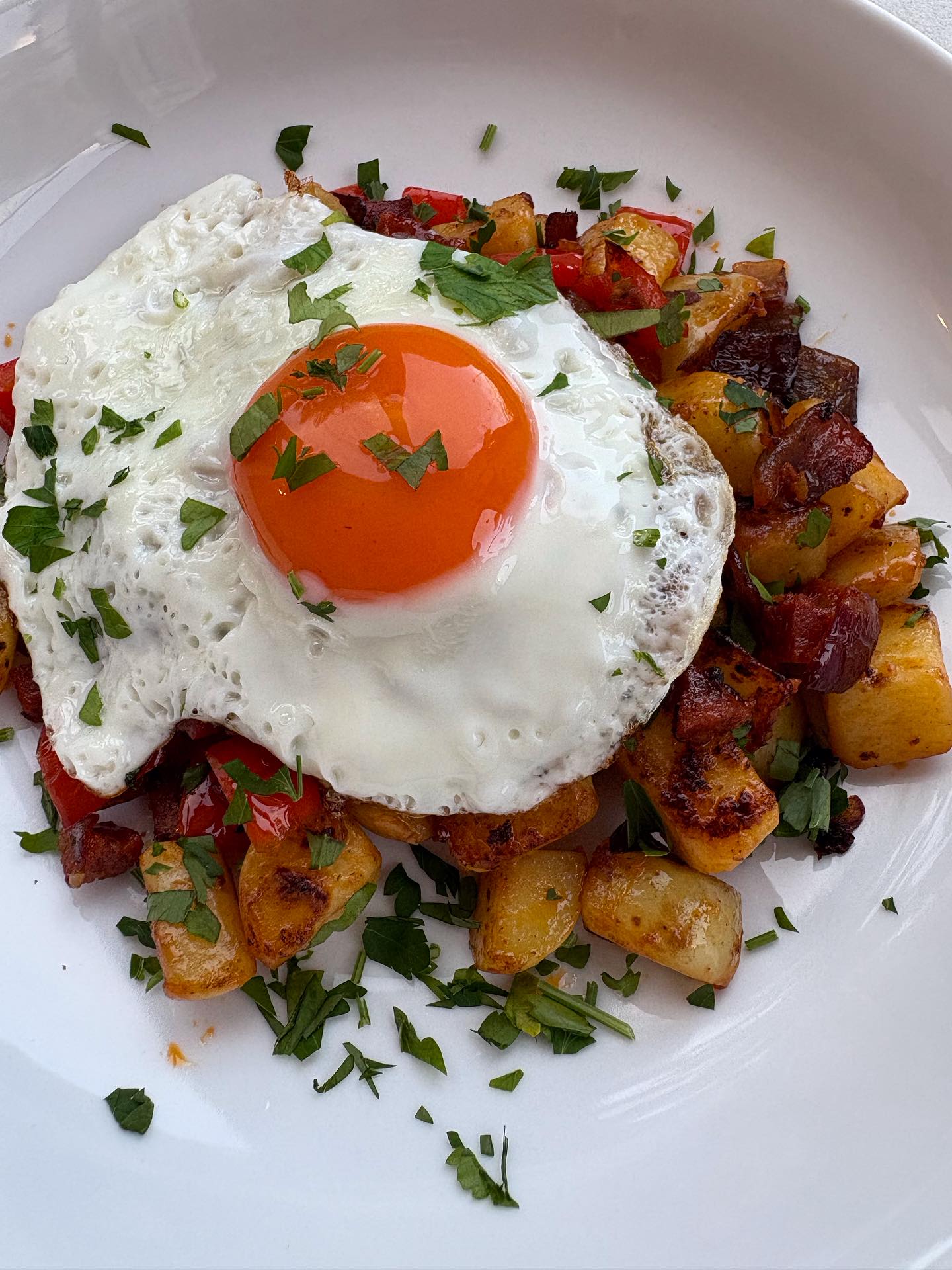 As anyone who follows me knows, I love chorizo, and this chorizo hash is such a great speedy dinner. Sautéed red pepper, onion and pre-cooked new potatoes with picante chorizo and served it with a fried egg and finely chopped flat leaf parsley. Still working out how to fry and egg with no bubbles! Any tips?
#chorizo #chorizorecipes #chorizohash #easydinners #quickmeals #easymeals #easymealideas #quickmealideas #food #foodblogger #foodblog #bristolfood #bristolfoodie #bristolfoodblogger