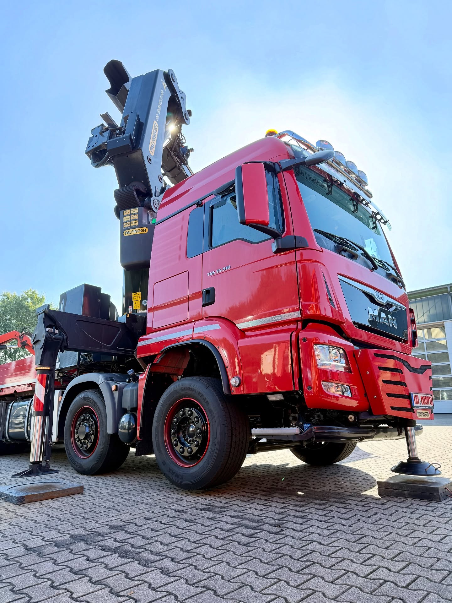 ????????? ?????????ü???????????? ??
Im Auftrag von @w.vogt_vertriebsgmbh durfte ich beim Servicepartner Höhle Nutzfahrzeuge in Malsfeld eine PALFINGER Ladekranführerschulung durchführen.
Ein motiviertes Teilnehmerfeld aus Bau & Handwerk konnte ich erfolgreich durch die theoretische & praktische Ausbildung nach DGUV Grundsatz begleiten. ?
Dabei standen nicht nur die Produktsicherheit & Vorschriften, sondern vor allem die direkte Anwendung der PALFINGER Ladekrane im Vordergrund. ??️
? Vielen Dank an alle Beteiligten für den tollen Austausch und die aktive Teilnahme! ?
#ladekran #ladekranführer #ladekrantraining #ladekranuntermain #palfinger #palfingercrane #palfingerag #palfingerkranführerschein #höhlenutzfahrzeuge #wvogtvertriebsgmbh #kranführerschein @palfingerag @hoehle_gmbh