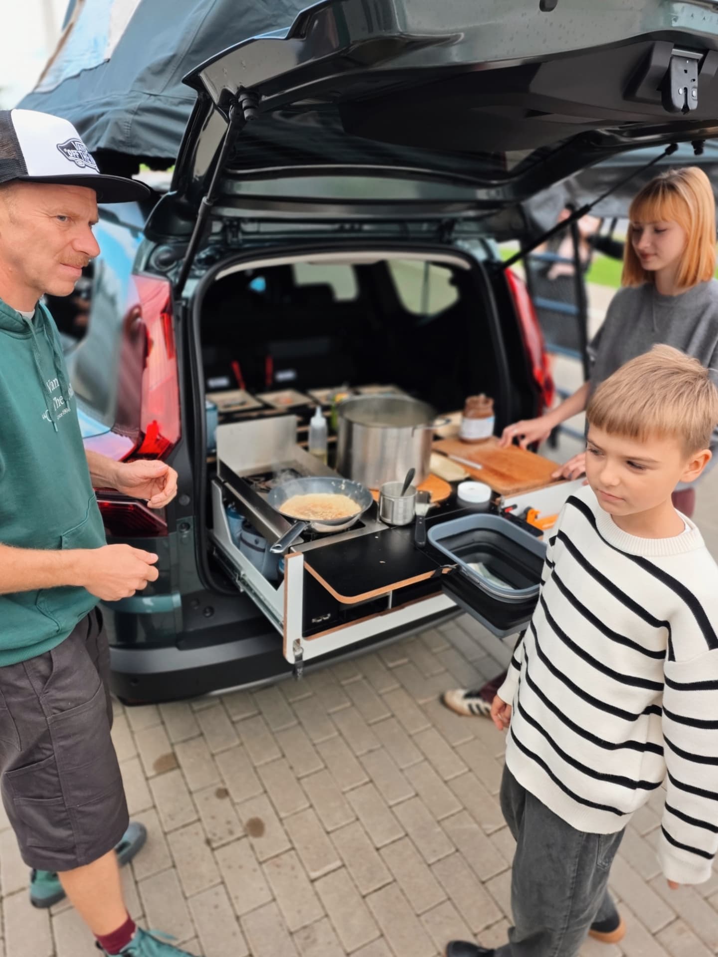 ĢIMEŅU DIENA @dacia.norde
Šodien kopā ar savu ģimeni cepām pankūkas citām ģimenēm, sarunājāmies par ceļošanu ar Dacia Duster un jumta telti. Ģimenēm bija iespēja doties testa braucienos, iekāpt jumta teltīs, lai saprastu vai šāds ceļošanas veids viņiem patiktu.
🫶🏻 Ceļojiet, draugi, tas paver iespēju ieraudzīt pasaules skaistumu!
Family Day @dacia.norde
Today, together with my family, we made pancakes for other families and talked about traveling with the Dacia Duster and a rooftop tent. Families had the chance to go on test drives, climb into the rooftop tents, and see whether this way of traveling would suit them.
🫶🏻 Travel, friends — it opens up the chance to see the beauty of the world!
#dacia #balticoverlanders #daciaduster #dacianorde #rooftoptent #rooftootents