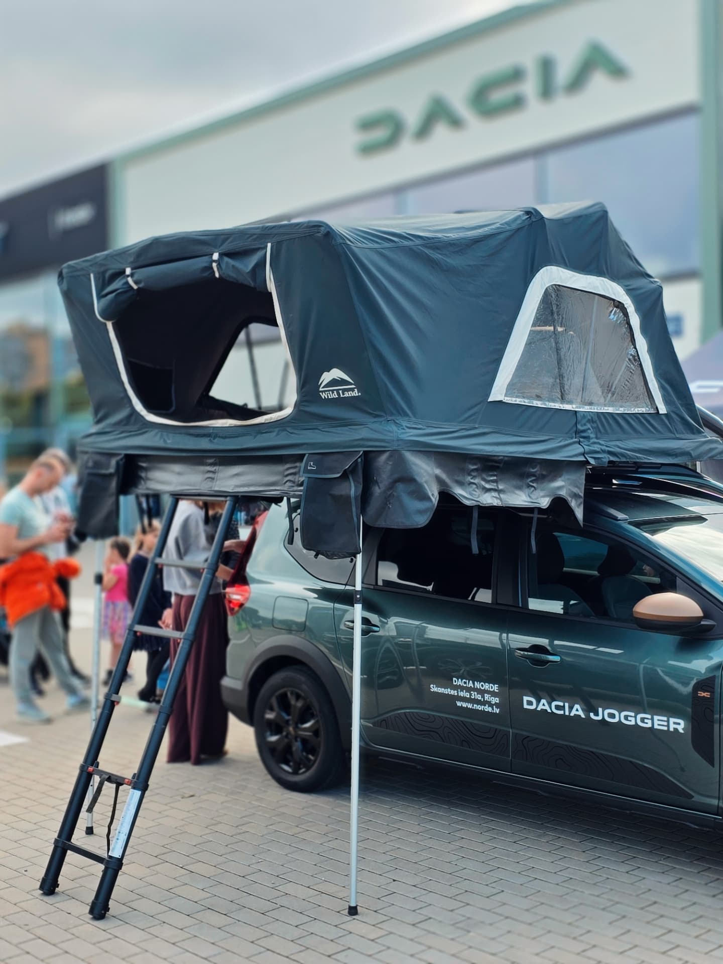 ĢIMEŅU DIENA @dacia.norde
Šodien kopā ar savu ģimeni cepām pankūkas citām ģimenēm, sarunājāmies par ceļošanu ar Dacia Duster un jumta telti. Ģimenēm bija iespēja doties testa braucienos, iekāpt jumta teltīs, lai saprastu vai šāds ceļošanas veids viņiem patiktu.
🫶🏻 Ceļojiet, draugi, tas paver iespēju ieraudzīt pasaules skaistumu!
Family Day @dacia.norde
Today, together with my family, we made pancakes for other families and talked about traveling with the Dacia Duster and a rooftop tent. Families had the chance to go on test drives, climb into the rooftop tents, and see whether this way of traveling would suit them.
🫶🏻 Travel, friends — it opens up the chance to see the beauty of the world!
#dacia #balticoverlanders #daciaduster #dacianorde #rooftoptent #rooftootents
