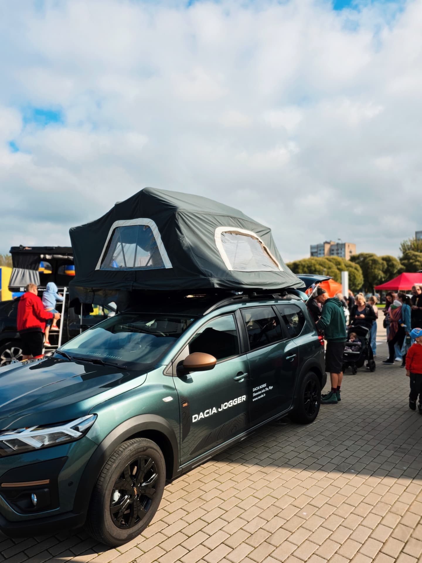 ĢIMEŅU DIENA @dacia.norde
Šodien kopā ar savu ģimeni cepām pankūkas citām ģimenēm, sarunājāmies par ceļošanu ar Dacia Duster un jumta telti. Ģimenēm bija iespēja doties testa braucienos, iekāpt jumta teltīs, lai saprastu vai šāds ceļošanas veids viņiem patiktu.
🫶🏻 Ceļojiet, draugi, tas paver iespēju ieraudzīt pasaules skaistumu!
Family Day @dacia.norde
Today, together with my family, we made pancakes for other families and talked about traveling with the Dacia Duster and a rooftop tent. Families had the chance to go on test drives, climb into the rooftop tents, and see whether this way of traveling would suit them.
🫶🏻 Travel, friends — it opens up the chance to see the beauty of the world!
#dacia #balticoverlanders #daciaduster #dacianorde #rooftoptent #rooftootents