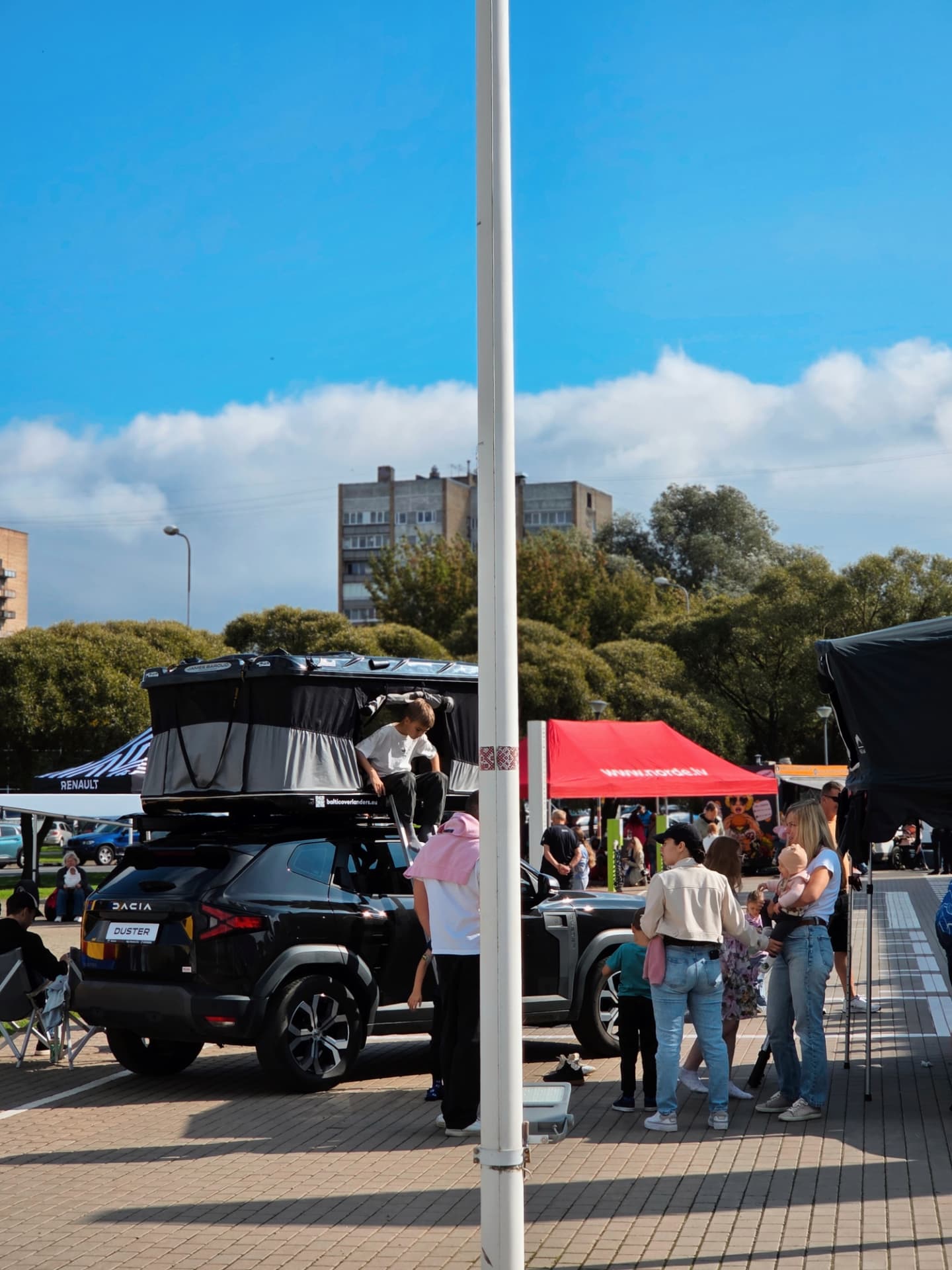 ĢIMEŅU DIENA @dacia.norde
Šodien kopā ar savu ģimeni cepām pankūkas citām ģimenēm, sarunājāmies par ceļošanu ar Dacia Duster un jumta telti. Ģimenēm bija iespēja doties testa braucienos, iekāpt jumta teltīs, lai saprastu vai šāds ceļošanas veids viņiem patiktu.
🫶🏻 Ceļojiet, draugi, tas paver iespēju ieraudzīt pasaules skaistumu!
Family Day @dacia.norde
Today, together with my family, we made pancakes for other families and talked about traveling with the Dacia Duster and a rooftop tent. Families had the chance to go on test drives, climb into the rooftop tents, and see whether this way of traveling would suit them.
🫶🏻 Travel, friends — it opens up the chance to see the beauty of the world!
#dacia #balticoverlanders #daciaduster #dacianorde #rooftoptent #rooftootents