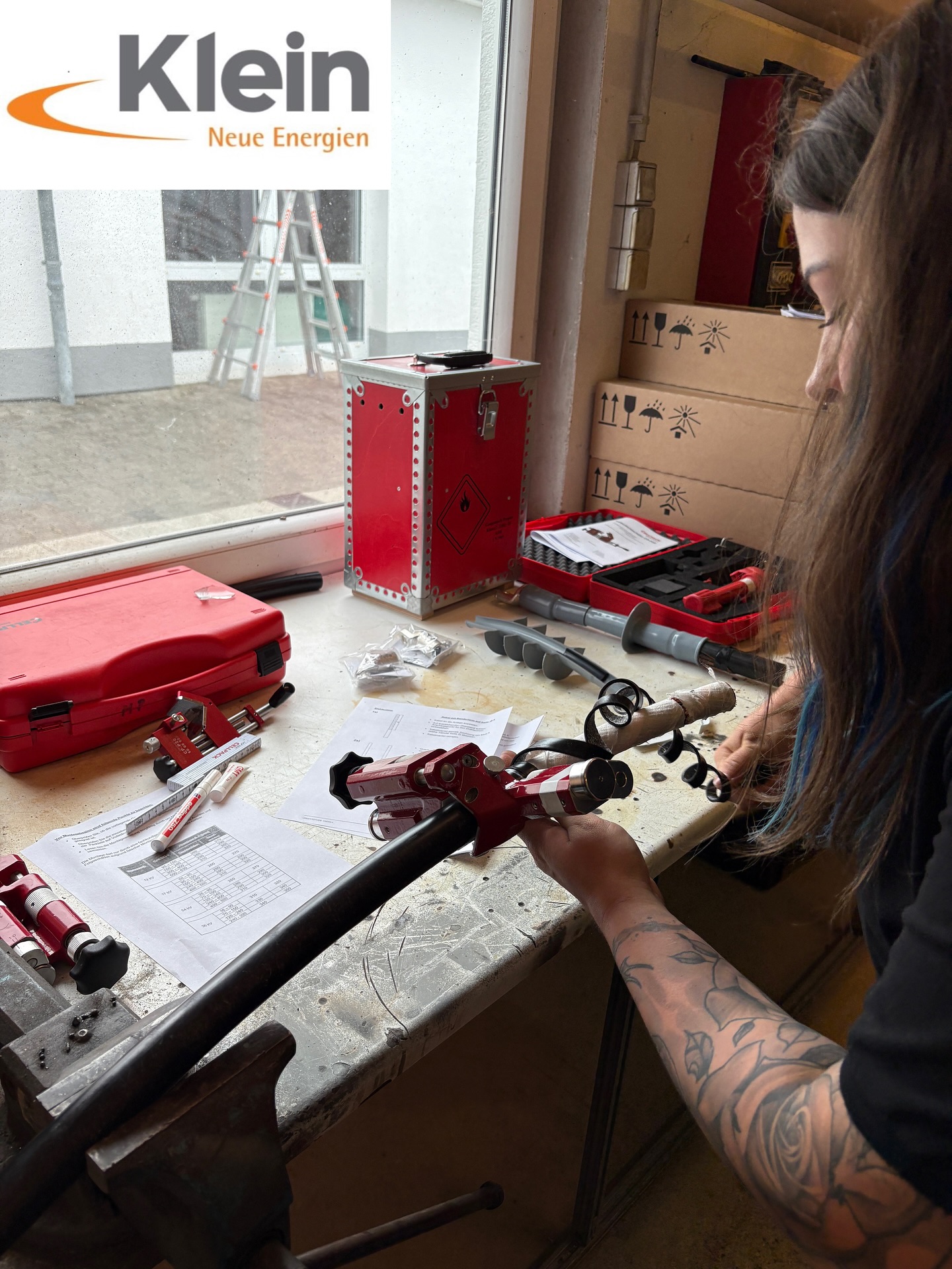 ☀️Unser Team hat kürzlich an einer intensiven Schulung für Mittelspannungsanschlüsse teilgenommen, geleitet von Markus Pobbig @cellpackelectricalproducts ☀️Wir haben unser Fachwissen vertieft und sind nun noch besser gerüstet, um anspruchsvolle Projekte in der Energieversorgung zu realisieren.☀️
Bei Interesse melde dich gern bei uns unter:
? info@kleinneueenergien.de
☎️ 052581570
Oder schau hier mal vorbei:
https://www.kleinneueenergien.de
#pv #photovoltaik #photovoltaic #elektronik #sun #sonnenenergie #service #handwerk #deutschlandweit #instandhaltung #handwerkausleidenschaft #elektriker #solar #solarsystem #erneuerbareenergie #nachhaltigkeit #strom #energy #solarpower #solarpanels #mittelspannung #germany #pvanlage #solarpark #sonnenenergie #handwerkerin #mittelspannungskabel #paderborn #owl #nrw