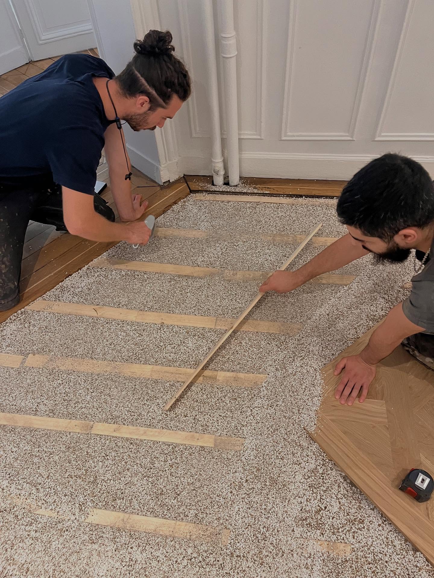 Dans cette entrée, le parquet marqueté à été abîmés par un dégât des eaux et une tentative de reparation catastrophique.
Nous n'avions pas d'autres choix que de la remplacer.
Afin d'accorder le parquet avec la chambre située à côté, notre client a choisi de poser des panneaux d'Aremberg, avec une teinte sur certaines lames.
Nous avons donc déposé le parquet, remis les lambourdes à niveau et déversé un isolant dans les espaces vides afin d'améliorer l'acoustique.
Nous avons ensuite posé les panneaux et mis en teinte après avoir minutieusement masqué les zones à faire ressortir.
La finition est un vitrificateur @bonapro.intl traffic GO
Une petite partie de la restauration
de l'entièreté de ce parquet bi-centenaire.
#parquet #woodworking #paris #artisanatfrancais #travaux #rénovation @hmesclattier @pilou_fpv