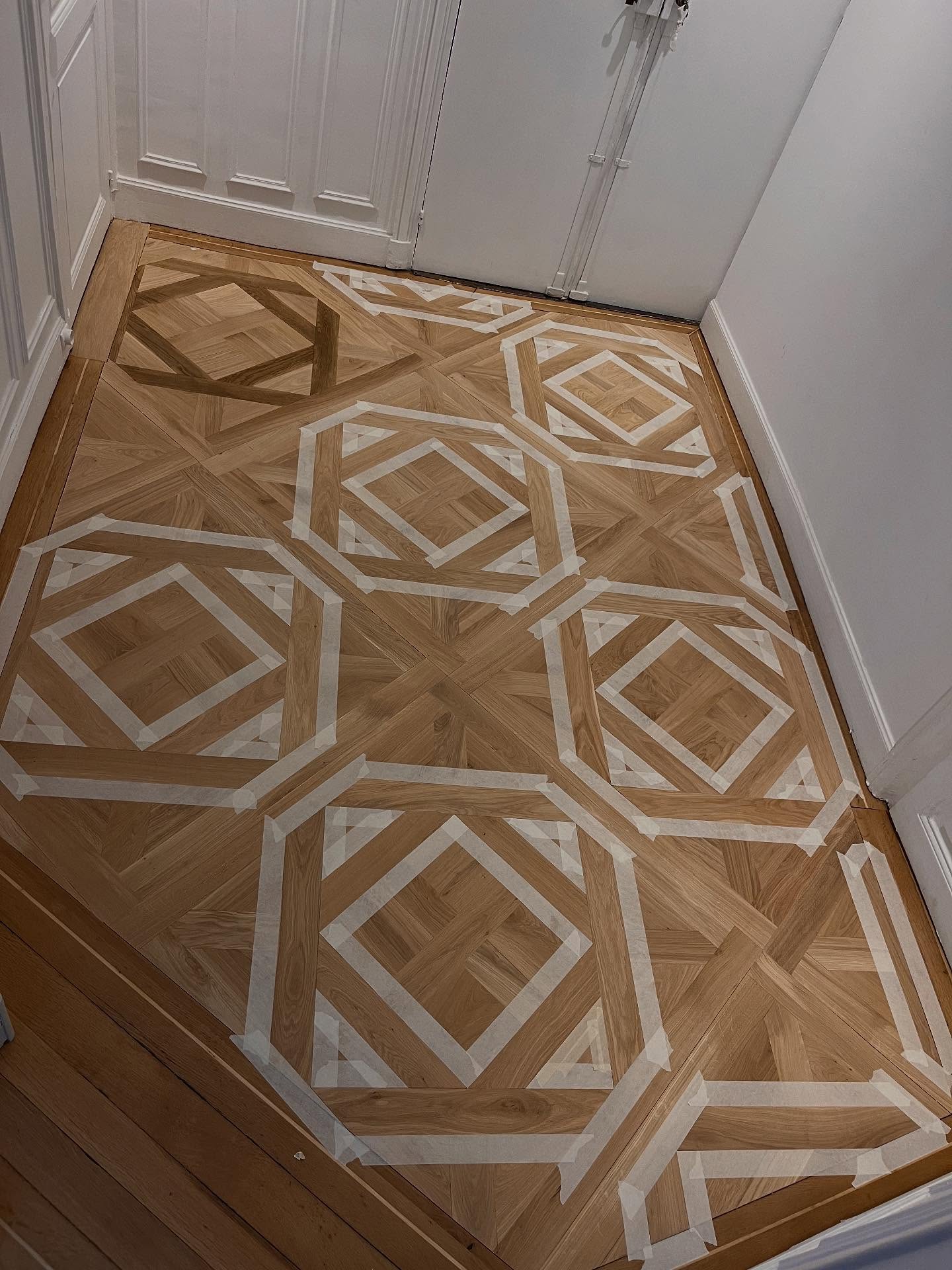 Dans cette entrée, le parquet marqueté à été abîmés par un dégât des eaux et une tentative de reparation catastrophique.
Nous n'avions pas d'autres choix que de la remplacer.
Afin d'accorder le parquet avec la chambre située à côté, notre client a choisi de poser des panneaux d'Aremberg, avec une teinte sur certaines lames.
Nous avons donc déposé le parquet, remis les lambourdes à niveau et déversé un isolant dans les espaces vides afin d'améliorer l'acoustique.
Nous avons ensuite posé les panneaux et mis en teinte après avoir minutieusement masqué les zones à faire ressortir.
La finition est un vitrificateur @bonapro.intl traffic GO
Une petite partie de la restauration
de l'entièreté de ce parquet bi-centenaire.
#parquet #woodworking #paris #artisanatfrancais #travaux #rénovation @hmesclattier @pilou_fpv
