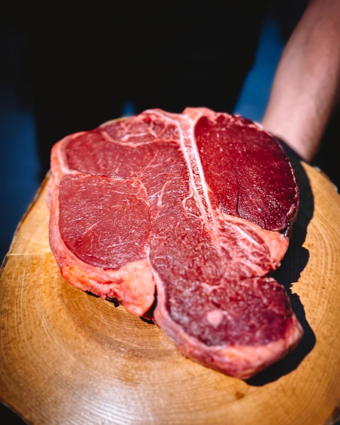 La pièce du boucher, à partager selon l’envie ?
Une viande sélectionnée avec soin, présentée crue à table, puis préparée à la minute par notre équipe. Toujours selon l’arrivage, toujours généreuse, toujours bien accompagnée.
C’est un plat pensé pour être partagé, autour d’un bon verre, sans chichi, juste le plaisir du produit, et du moment.