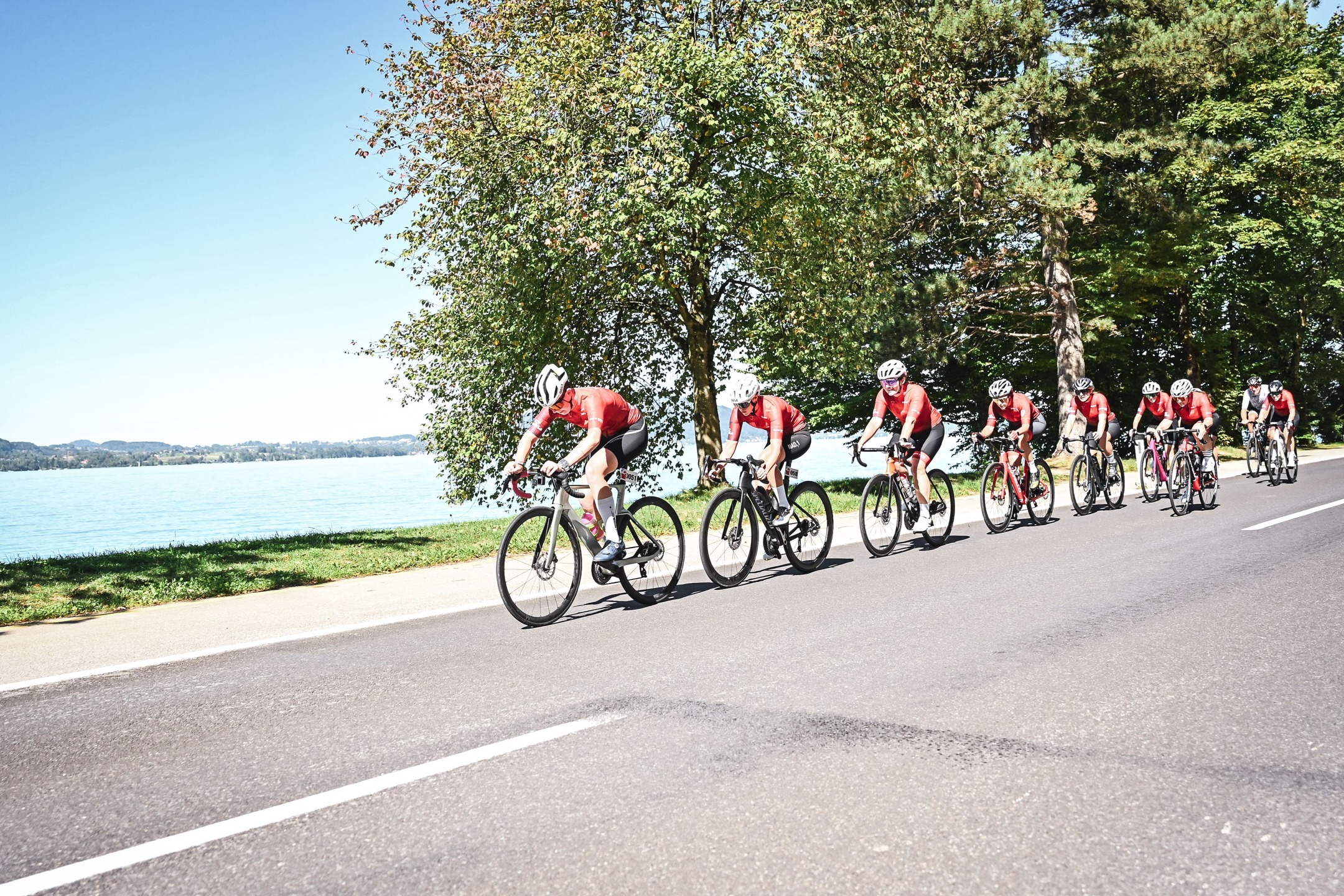 @king_of_the_lake_attersee 2025 👑 - ein erfolgreicher Tag für 18 Starter und Starterinnen des RFV 💪
Bei perfekten Bedingungen wagte sich Roman Pröslmayr alleine auf die 47km rund um den Attersee und bewältigte sie in 1:24:13 🚀
Raphael Schauer, Reinhard Olzinger, Lukas Brandstetter & Thomas Mitter (1:07:36) und Roland Weiß, Sebastian Hamedinger, Matthäus Höftberger & David Müller (1:15:25) stellten jeweils im 4er-Team sehr starke Zeiten auf 🚴🏼♂💨
Und als erneut einziges Damenteam in der 10er-Wertung konnten Sophie Amesberger, Bianca Wiesinger, Magdalena Minniberger, Andrea Zambelli, Katrin Feischl, Veronika Pöstlberger, Julia Mitter, Cordula Benetseder und Rita Eichlehner ihre Vorjahreszeit weiter verbessern 💪🚴♀️🚀
Danke an das @atterbiker.racingteam für diese erneut grandiose Veranstaltung - wir freuen uns jetzt schon auf nächstes Jahr 🚣🏼♀👑🚴🏼♂️