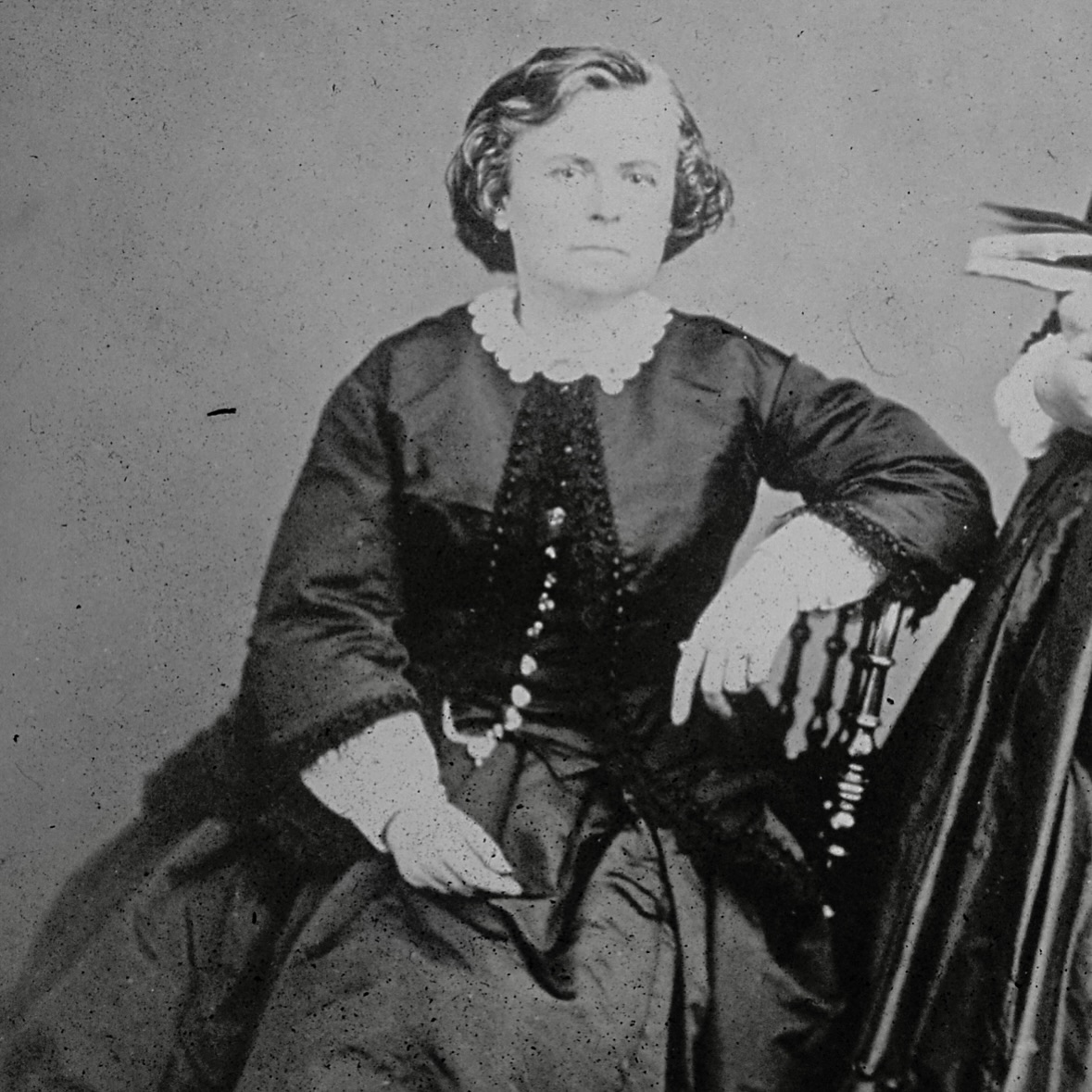 Extrait d’un article biographique paru dans le COSMOPOLITAN ART JOURNAL de septembre 1858.
Article extrait de l’ouvrage de Michel Pons à paraître prochainement aux éditions de l’Atelier.
« Rosa Bonheur vous impressionne au premier abord, comme une nature claire, honnête, vigoureuse, indépendante ; brusque, mais bienveillante ; originale, égocentrique et décidée, sans la moindre prétention ou vanité; mais c’est seulement quand on l’a entendue converser avec sincérité et cordialité, son enthousiasme réveillé par un sujet lié à son art ou les grandes questions humanitaires du moment, quand on a observé son œil ardent, son sourire à la fois si doux, si rayonnant et si vif, ses traits expressifs, comme irradiés d’une lumière intérieure, qu’on commence à percevoir combien elle est vraiment belle »
#rosabonheur #museerosabonheur #chateaurosabonheur #journal #presse #portrait #femmeartiste #archive #musee