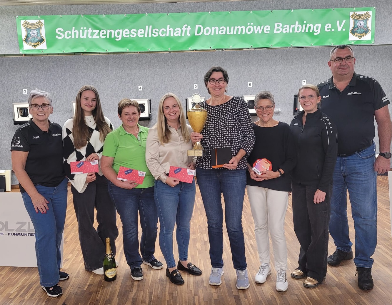 ***Damenpreisschießen***
Am Mittwoch den 01.10. waren unsere Damen beim Damenpreisschießen der Sektion Burg Haidau. Ausgerichtet wurde es bei @donaumoewe_barbing , vielen Dank für die gute Organisation.
Auch dieses Jahr konnten wir uns den Meistbeteiligungspreis sichern 💪🏻 zusammen mit Gemütlichkeit Sarching auf dem ersten Platz.
Danke an alle, die dabei waren🤗.
#tradition #vereinsleben #vereinsliebe #verein #bayern #dorfleben #landkreisregensburg #schuetzenverein #mintraching #oberpfalz #donaugau #luftpistole #luftgewehr #jugendarbeit #bssb #dsb #könig #vereinsmeister
