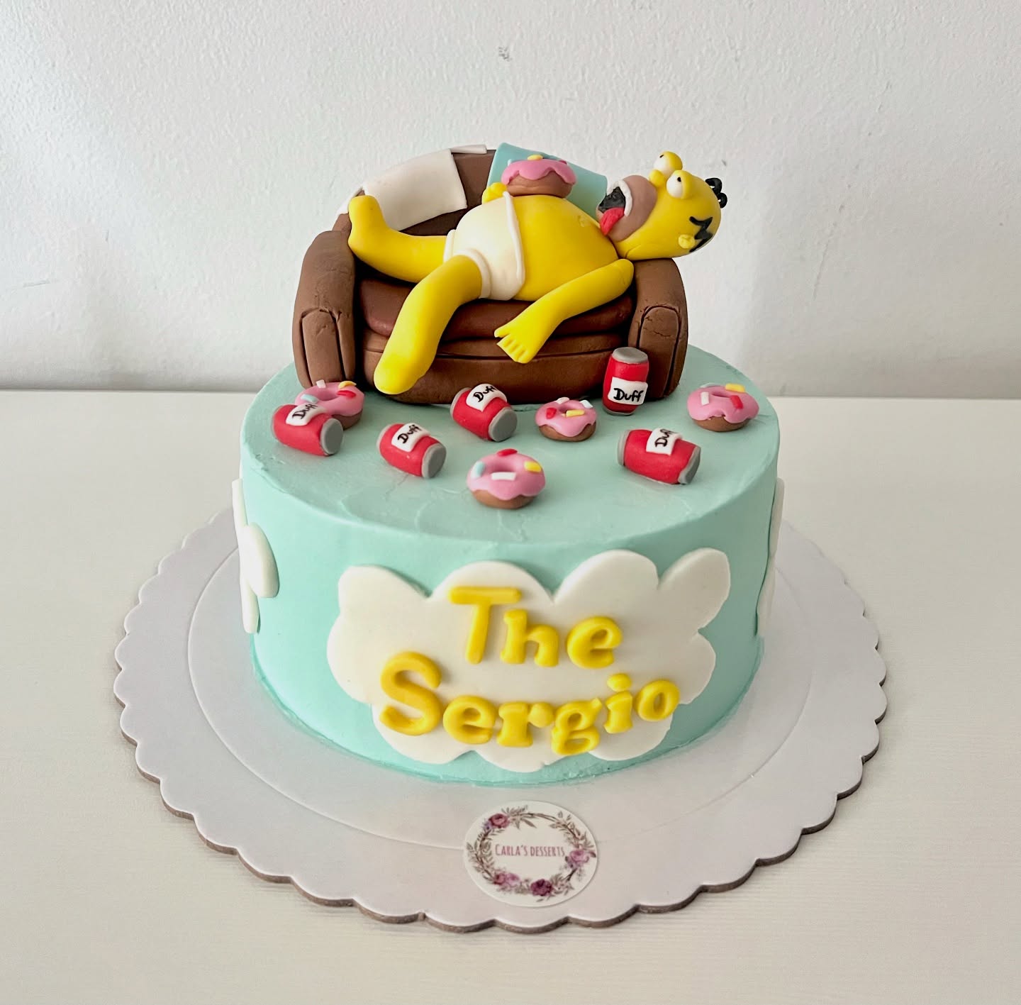 LOS SIMPSON?
Esta tarta es ideal para cualquier amante de los Simpson! Y sobretodo, para los fans de Homer, el cual se ha pegado un pequeño atracón de cerveza Duff y rosquillas! Cada detalle está hecho a mano para poder crear una tarta única para esa celebración especial??
Quieres encargar tu tarta personalizada? Escríbenos y nos adaptamos a tus ideas?
#simpsons #homer #tarta #pastelcumpleaños #tartapersonalizada #fondant #buttercream #vainilla #losimpsons #pastelería #gava #baixllobregat #castelldefels #barcelona