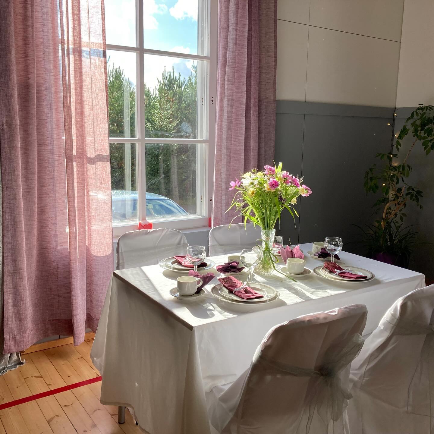 Voe eikä, ko mie olen unohtanut nämä kuvat näyttää kaikille ?
Välijoen Männistö sai meijän ompelemat kauniit pitkät ja läpikuultavat verhot paikoillensa jo syyskuussa. Sillonko vielä paisto aurinko ?
Hienot tuli ja oli muuten laitettu niin kaunis kattauskin.
Kaunis kiitos kuvista Anna
#välijoennuorisoseura
#männistö
#uudetverhot
#ompelupalvelu
#karjalankangasjaompelukone