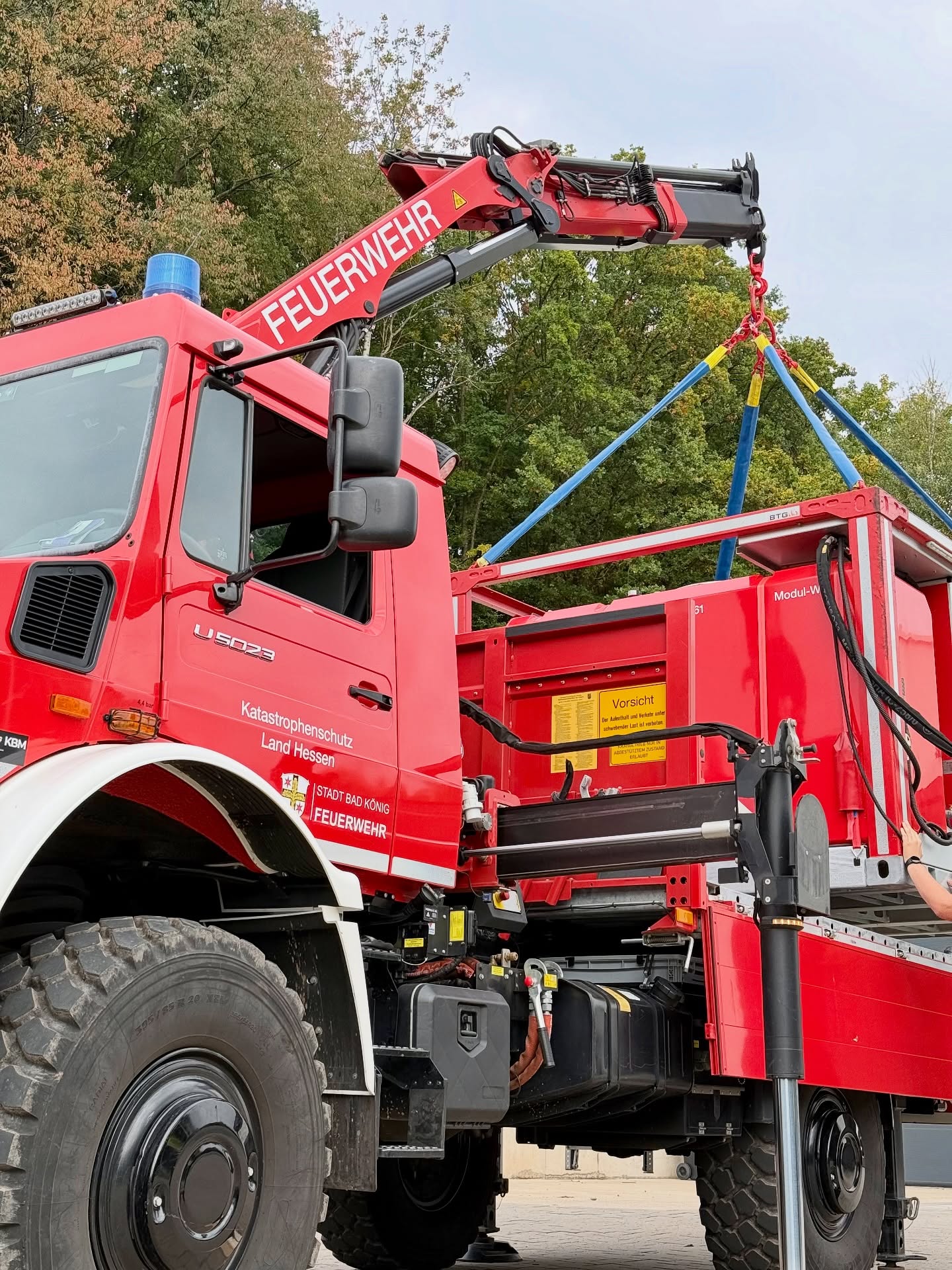 Multiplikatoren-Training bei der Feuerwehr Bad König-Kinzigtal ??
Vor ziemlich genau einem Jahr haben Einsatzkräfte der Feuerwehren Bad König-Kinzigtal die Befähigung zum Ladekranführer an ihrem GW-L Kran mit PK 12.501 SLD5 des hessischen Katastrophenschutzes erfolgreich absolviert. ?
An diesem Wochenende durfte ich nach reichlich gesammelter Praxiserfahrung fünf Teilnehmer zu Multiplikatoren weiterbilden – damit sie künftig selbst ihre Kameradinnen und Kameraden durch die wiederkehrenden Unterweisungen führen können. ?
Mit jeder Menge Lehrunterlagen, eigener Fachlektüre und natürlich geballtem Palfinger-Know-how wünsche ich euch stets ein glückliches und kreatives Händchen bei der Gestaltung eurer Unterweisungen!??
Bleibt sicher, bleibt stark – und habt Spaß beim Kranen! ??
Vielen Dank für euer Vertrauen!
@feuerwehr_kinzigtal
#feuerwehr #ladekran #feuerwehrladekran #feuerwehrkran #ladekrantraining #ladekranuntermain #palfinger #palfingerladekran #kats #katastrophenschutz #hessen #badkoenig #kinzigtal @palfingerag