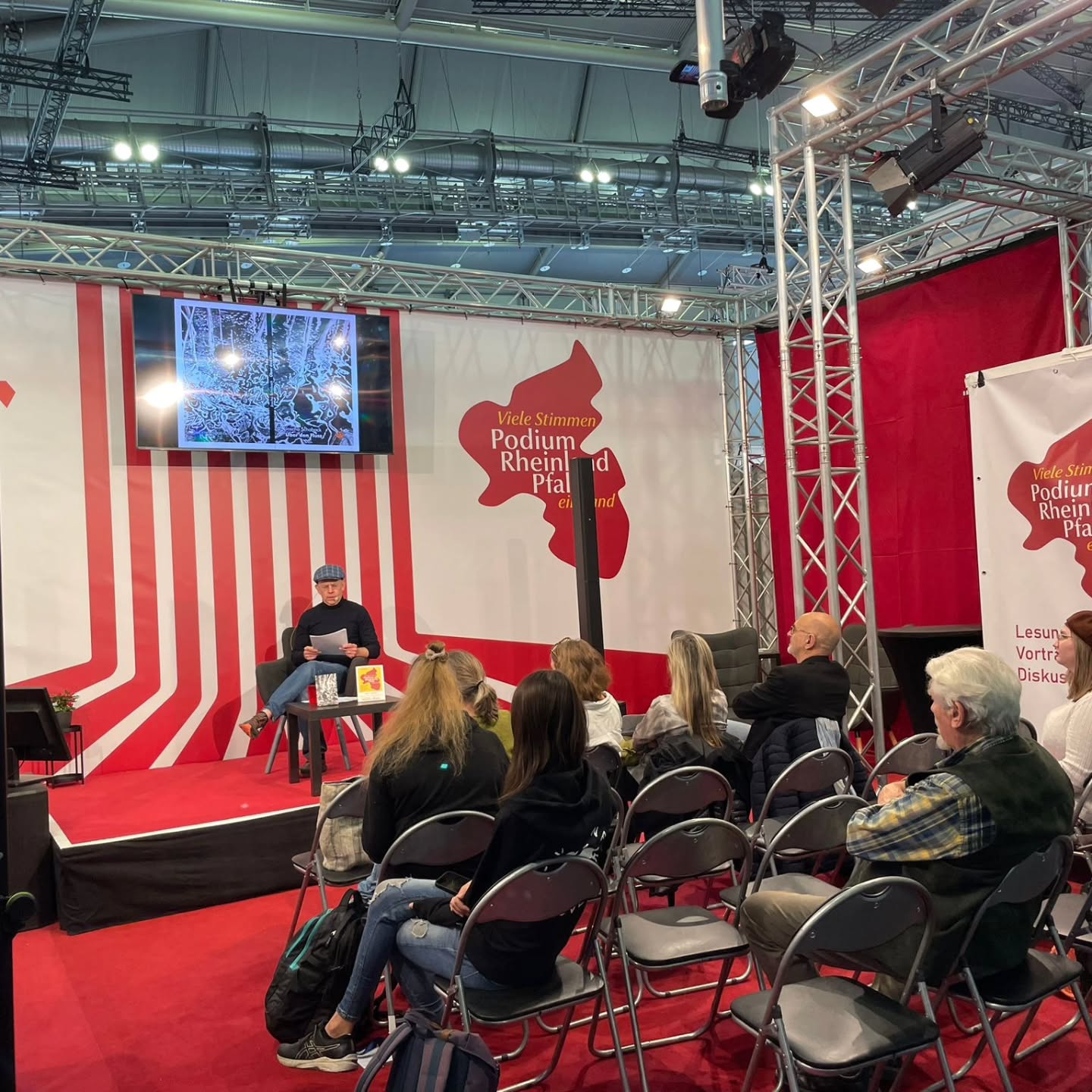 @buchmesse Frankfurt - eine ganz eigene Welt. Ab 17 Uhr stellen wir hier das mörderische Marburg vor.
#FBM25 #frankfurterbuchmesse #onlyatFBM #AnnaundDobbs #onTour #Krimi #TeamMarburg #TatortMarburg #AngstimDunkeln #Tatort #Marburg #ToniCastell #MarburgKrimi