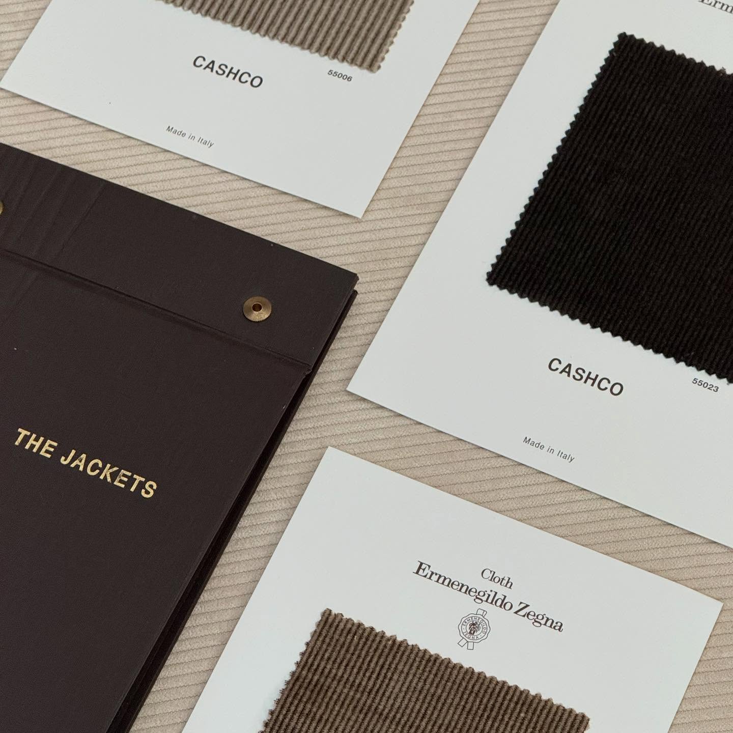 Llegó el otoño y con ello estás maravillosas gamas de tejidos new #pana #velluto y #lanascashmere para hacerte pantalones o #blazersport
.
#thesartorialgallery #madrid #contemporarytailored