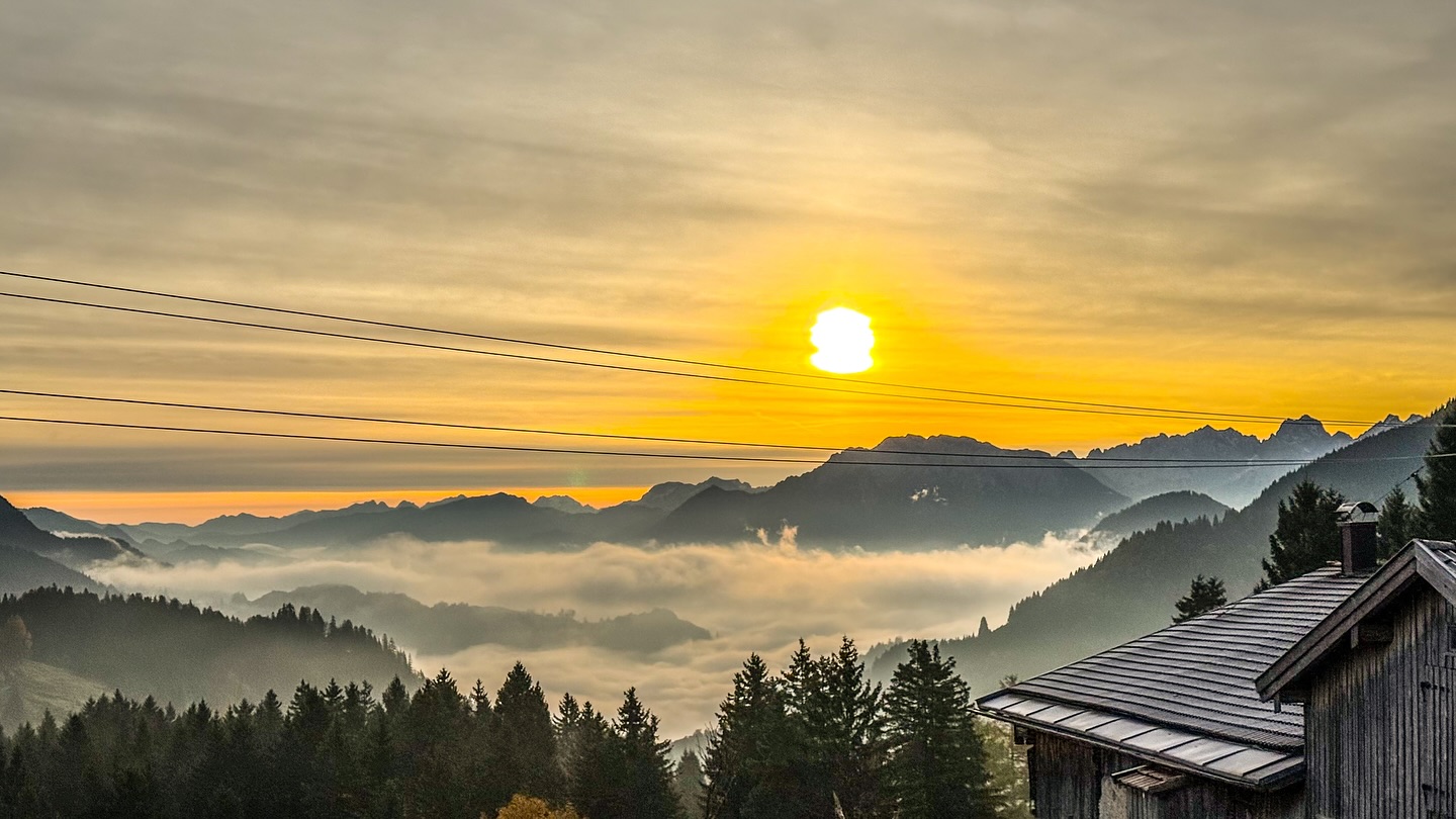 Klare Luft, klare Seen, klarer Kopf…
…drei Tage die Deutsche Alpenstrasse entlang. Ein Roadtrip zum runterkommen.
Hikes zu malerischen Wasserfällen, Stellplätze direkt auf dem Dach Europas und Kaiserschmarrn für Hüfte und Seele.
War großartig.
#alpen #alpenstrasse #wasserfall #waterfall #sundown #sunrise #europa #weltreiseinetappen #vanlife #vantrip #deutschland #allgäu #explorer #hiking #sterne #milkyway_nightscape_ #tatzlwurm