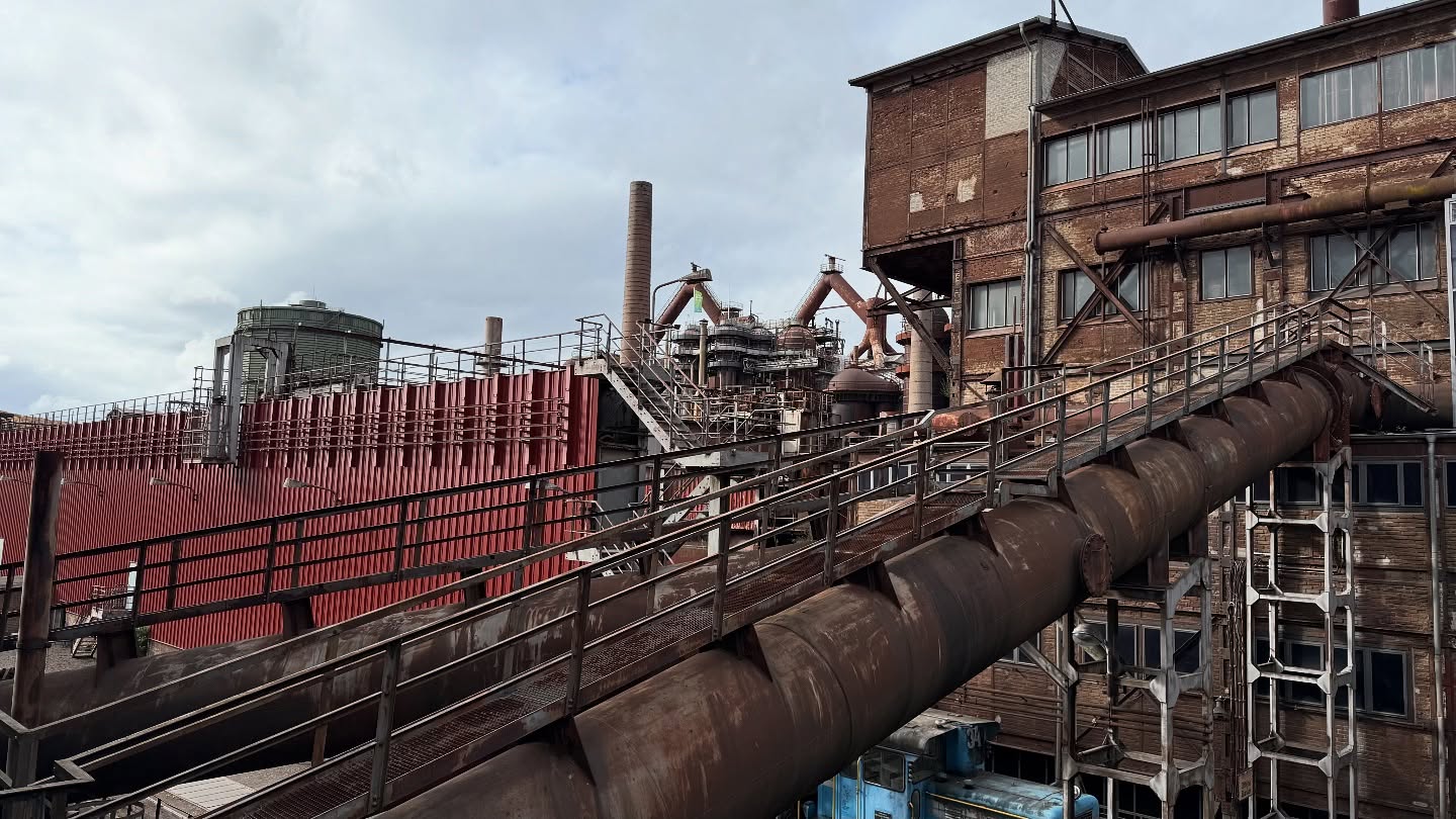 Zwischen rostenden Hochöfen inmitten eines LostPlace-Paradieses entsteht ein anders Paradies.
Wo einst ein Ort harter Arbeit war erobert die Natur heute einen Garten aus Stahl, Moos und Kunst.
Die Natur erobert das Terrain zurück und schafft eine Kulisse die surreal und wunderschön zugleich ist.
#völklingerhütte #dasparadies #industriekultur #lostplaces #urbanexplorers #urbanjungle #unescoworldheritage #unescoweltkulturerbe #vanlife #vanlifegermany #reiseinspiration