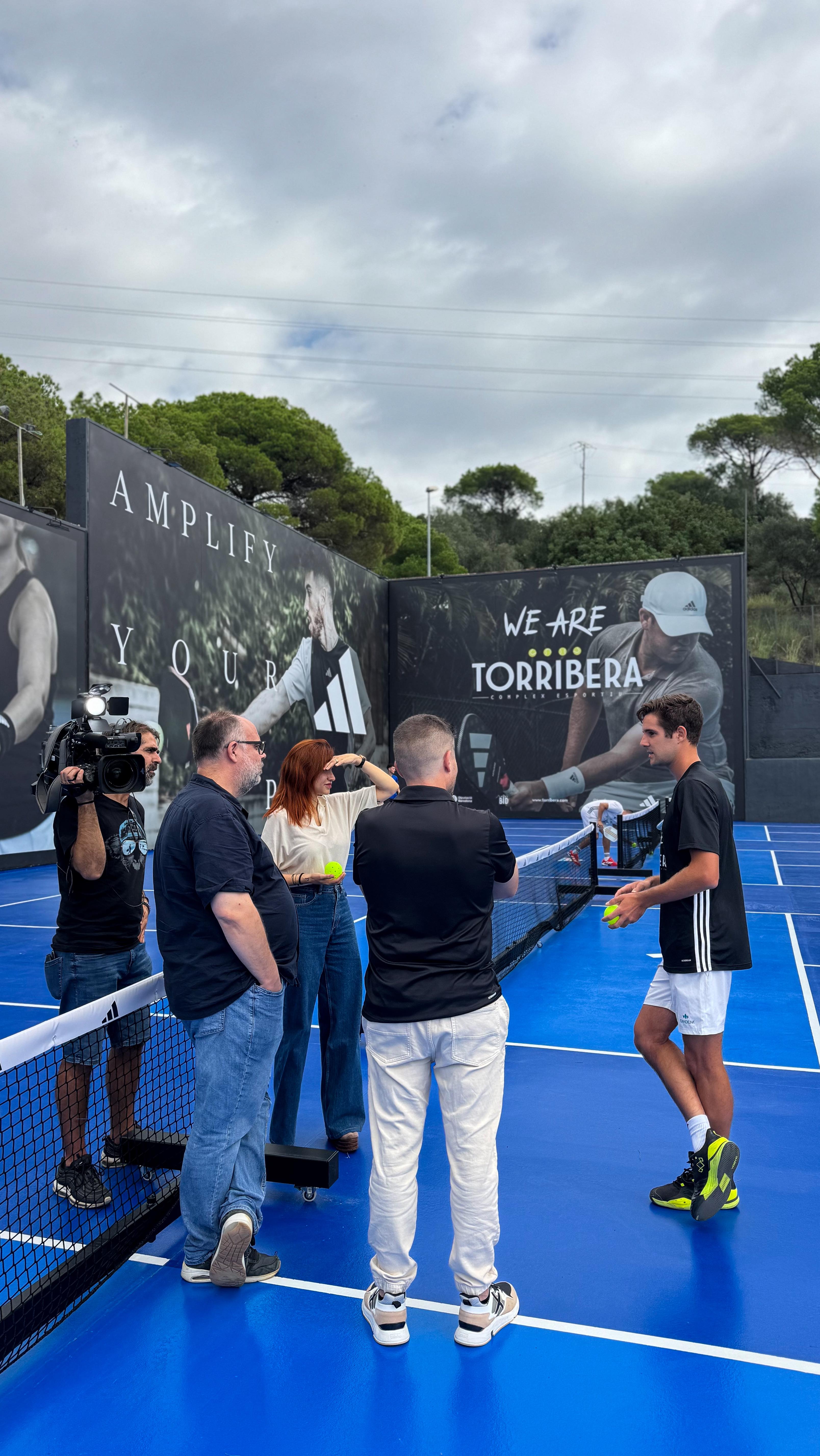 ✨ El programa “Tot es mou” de @som3cat va visitar fa unes setmanes el Complex Esportiu Torribera per descobrir les nostres noves pistes de Pickleball Adidas @afp_courts, les primeres de Catalunya ?
? Un reportatge que mostra com aquest esport en plena expansió està creixent amb força a Catalunya i com Torribera s’ha convertit en un espai de referència per gaudir-lo en comunitat ??
? No et perdis el vídeo complet al nostre canal de YouTube i descobreix com vam viure aquest moment tan especial al nostre complex esportiu! ?
#PickleballTorribera #PickleballCatalunya #PickleballSpain #Pickleball #ComplexEsportiuTorribera #WeAreTorribera #EsportSantaColoma #AdidasPickleball #TCEPickleballAcademy
