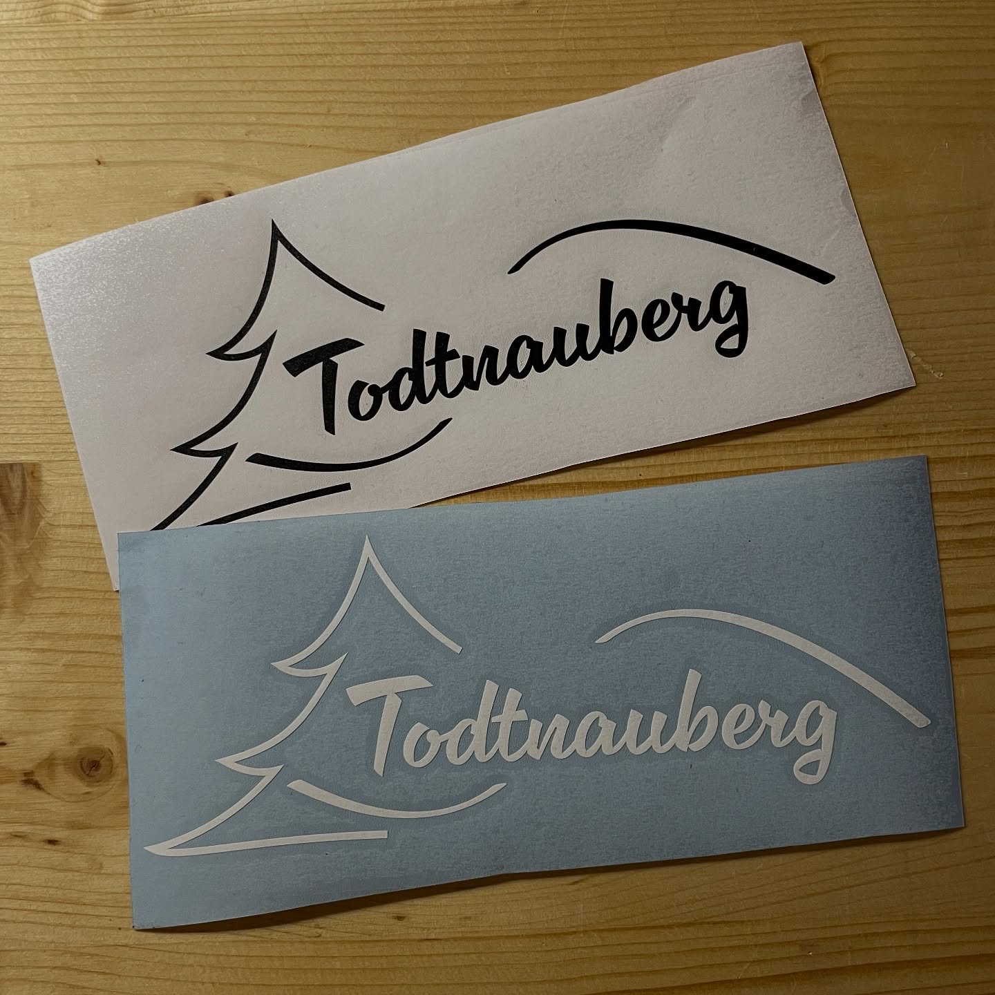 ✨ Frisch eingetroffen: Todtnauberg Aufkleber! 🌲🚙
Zeig, wo dein Herz schlägt ❤️ – mit dem neuen Todtnauberg Aufkleber in schwarz oder weiß.
Schlichtes Design, starke Wirkung – perfekt für Auto, Laptop oder Wohnmobil!
📏 ca. 20 × 8 cm
💪 Wetterfest & langlebig
🎨 Farben: Schwarz & Weiß #todtnauberg #blackforest #liebenswertestodtnauberg #hochschwarzwald #bergladentodtnauberg #vorratskammertodtnauberg #treffpunkttodtnau @liebenswertes_todtnauberg @blackforestline