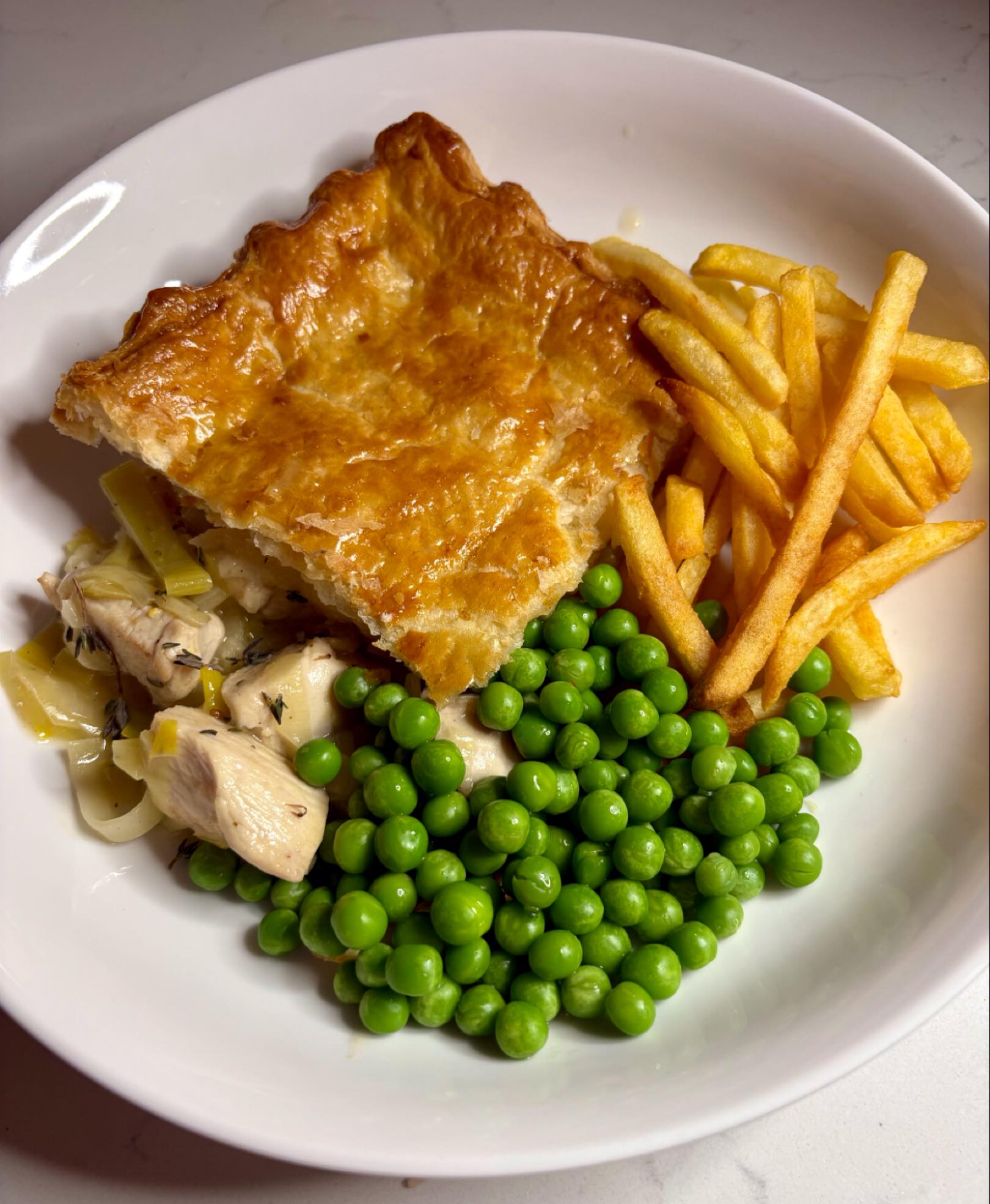 I really fancied a chicken and leek pie but didn’t have a pie dish, so used my brownie tin! Sautéed chicken pieces until golden (although they seemed to lose their colour in the pie…), sweated down some leeks, then mixed them together and added flour, white wine, chicken stock, fresh thyme and whole grain mustard. Helpings were a bit on the large side but the boys demolished it! Next time, will make the sauce a little thicker, but apart from that, it didn’t turn out too badly ?
@jus_rol Ready rolled puff pastry.
#bristolfoodies #pie #pieseason #pies #pietime #chickenpie #chickenandleekpie #chickenrecipes #comfortfoods #comfortfood #autumnfood #food #foodblogger #foodbloggers #bristolfood #bristolfoodbloggers