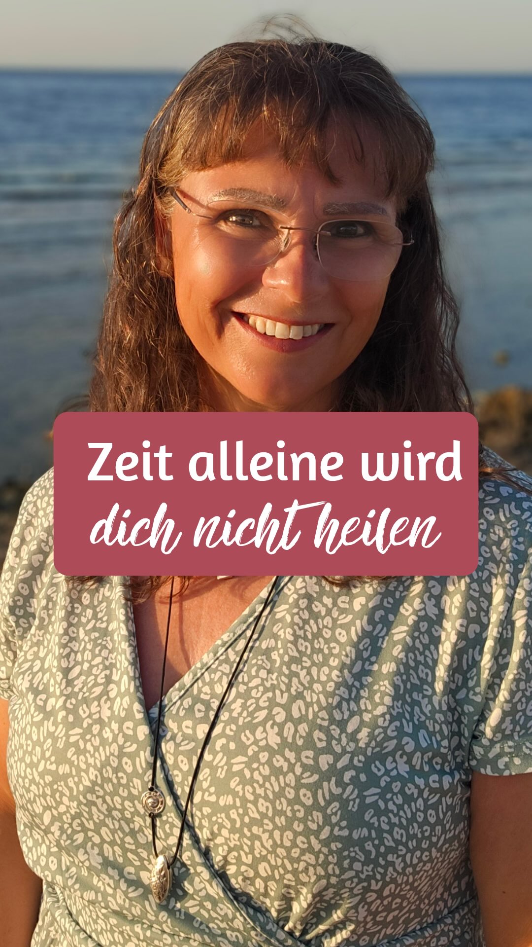 Wir glauben oft, dass die Zeit alles richtet.
Doch die Wahrheit ist:
Zeit allein heilt nichts.
Sie überdeckt.
Sie betäubt.
Sie lässt uns funktionieren.
Aber unter all dem wartet etwas – der Teil von dir, der endlich gesehen und gefühlt werden will.
Heilung geschieht nicht, wenn du wartest, bis der Schmerz vergeht. Sie geschieht, wenn du bereit bist, dich ihm liebevoll zuzuwenden.
Nicht, um ihn festzuhalten – sondern um ihn zu verstehen. Denn nur, was gefühlt wird, kann sich verwandeln. ?
✨ Folge mir für Impulse, die dich zurück in dein Herz und in deine Kraft führen.
#heilung #bewusstsein #selbstliebe #achtsamkeit #innererfrieden #seelenweg #traumabewältigung #wachstum #vertrauen #mut #bewusstleben #birgitkuntze #humanimal.healing