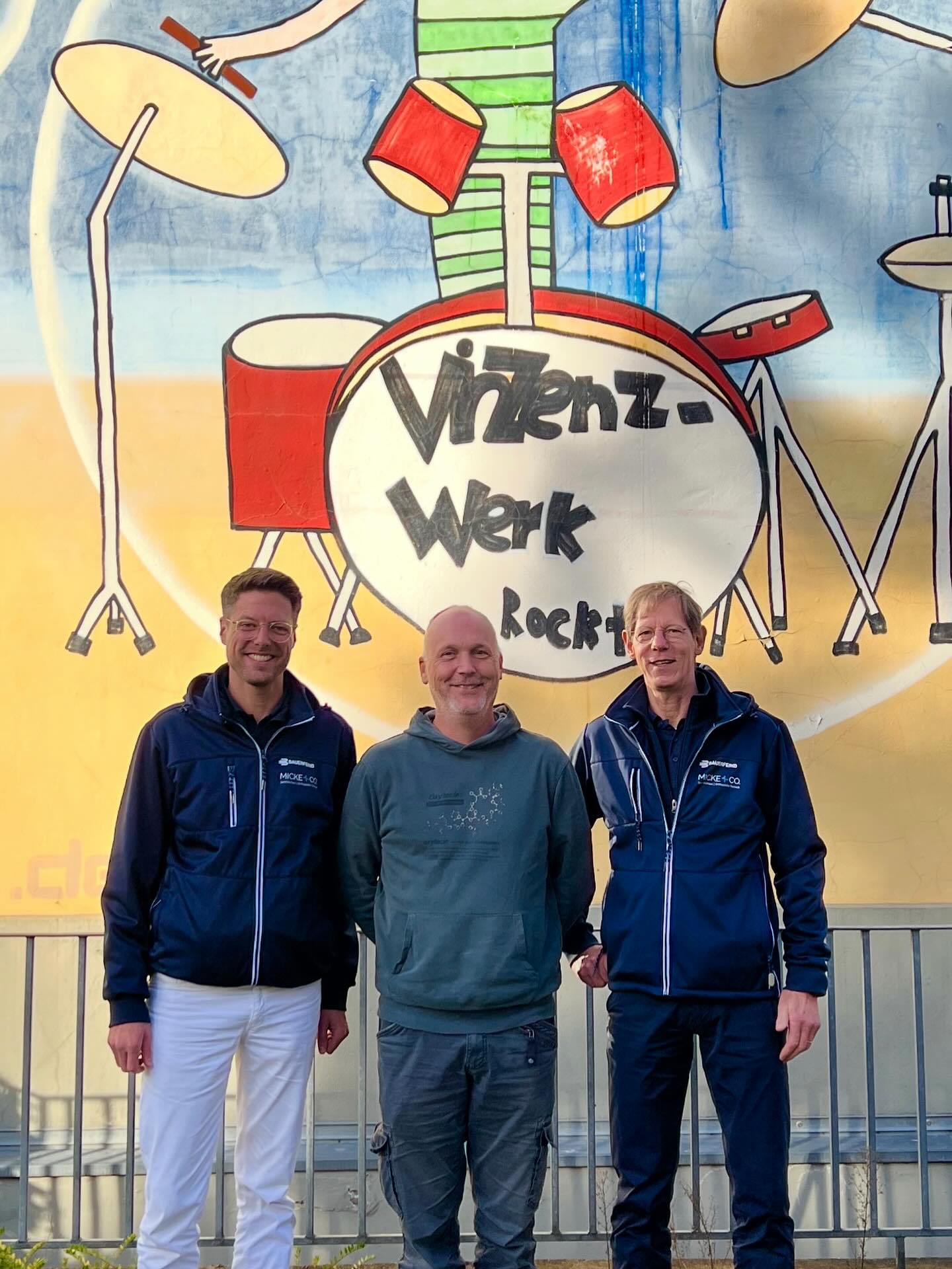 Micke&Co 6 Dieses Jahr haben wir uns bewusst dazu entschieden, erneut einen karitativen Zweck zu unterstützen.⠀
Unsere Wahl ist auf das Vinzenzwerk Handorf e.V. gefallen – ein Kinder- und Jugendheim in Münster, das jungen Menschen einen geschützten Lebensraum, Förderung und Teilhabe ermöglicht. 💛⠀
⠀
Mit einer Spende von 1.500 € möchten wir dazu beitragen, dass die Kinder und Jugendlichen mehr gemeinsame Erlebnisse außerhalb des Alltags genießen können:⠀
⠀
🎬 ein Kinobesuch⠀
🦁 ein Ausflug in den Zoo⠀
🤝 oder andere schöne Aktivitäten, die verbinden und stärken.⠀
⠀
Für uns bedeutet Gesundheit mehr als Versorgung:⠀
Gesundheit ist Teilhabe. Nähe. Gemeinschaft.⠀
Und genau das möchten wir unterstützen.⠀
⠀
Ein herzliches Dankeschön an das Team des Vinzenzwerks für euren Einsatz und eure wertvolle Arbeit. ❤️⠀
⠀
#mickeundco #ibbenbüren #münster #emsdetten #oelde #orthopädietechnik #vinzenzwerkhandorf #teilhabe #sanitätshaus #lokalengagiert #fürkinderundjugendliche⠀
⠀