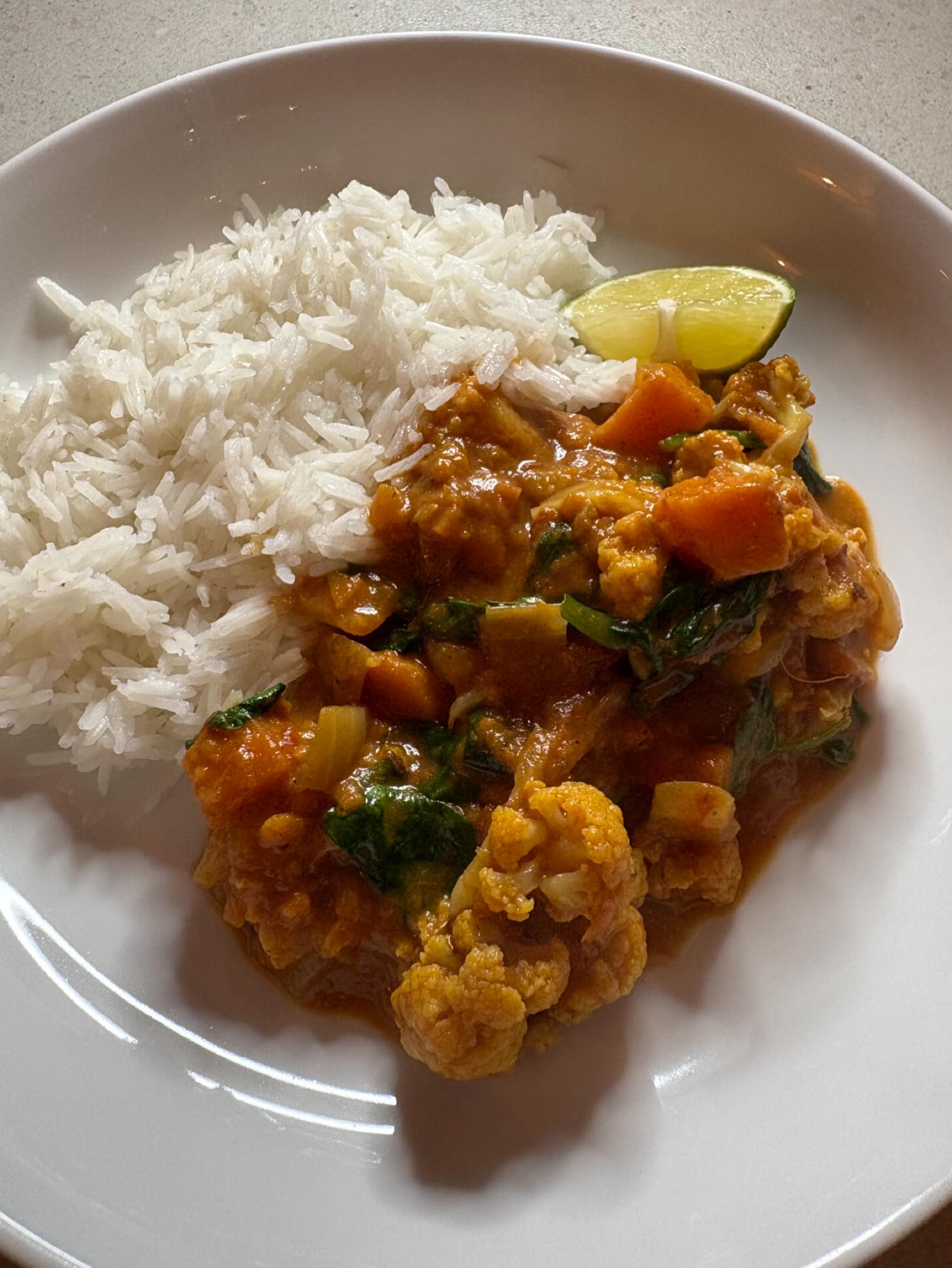 I’ve been making versions of this delicious vegan curry for years. Sweet potato, cauliflower and spinach in a sauce rich with spices, garlic, ginger, coconut milk and tomatoes. Served with fluffy basmati and a big dollop of @geetasfoods mango chutney (added after the pic!).
#vegancurry #veggiecurry #veganfood #vegetarian #curry #autumnfood #warmingfood #bristolfoodies #bristolfood #bristolfoodie #bristolfoodbloggers #food #lovefood #foodies #foodbloggers