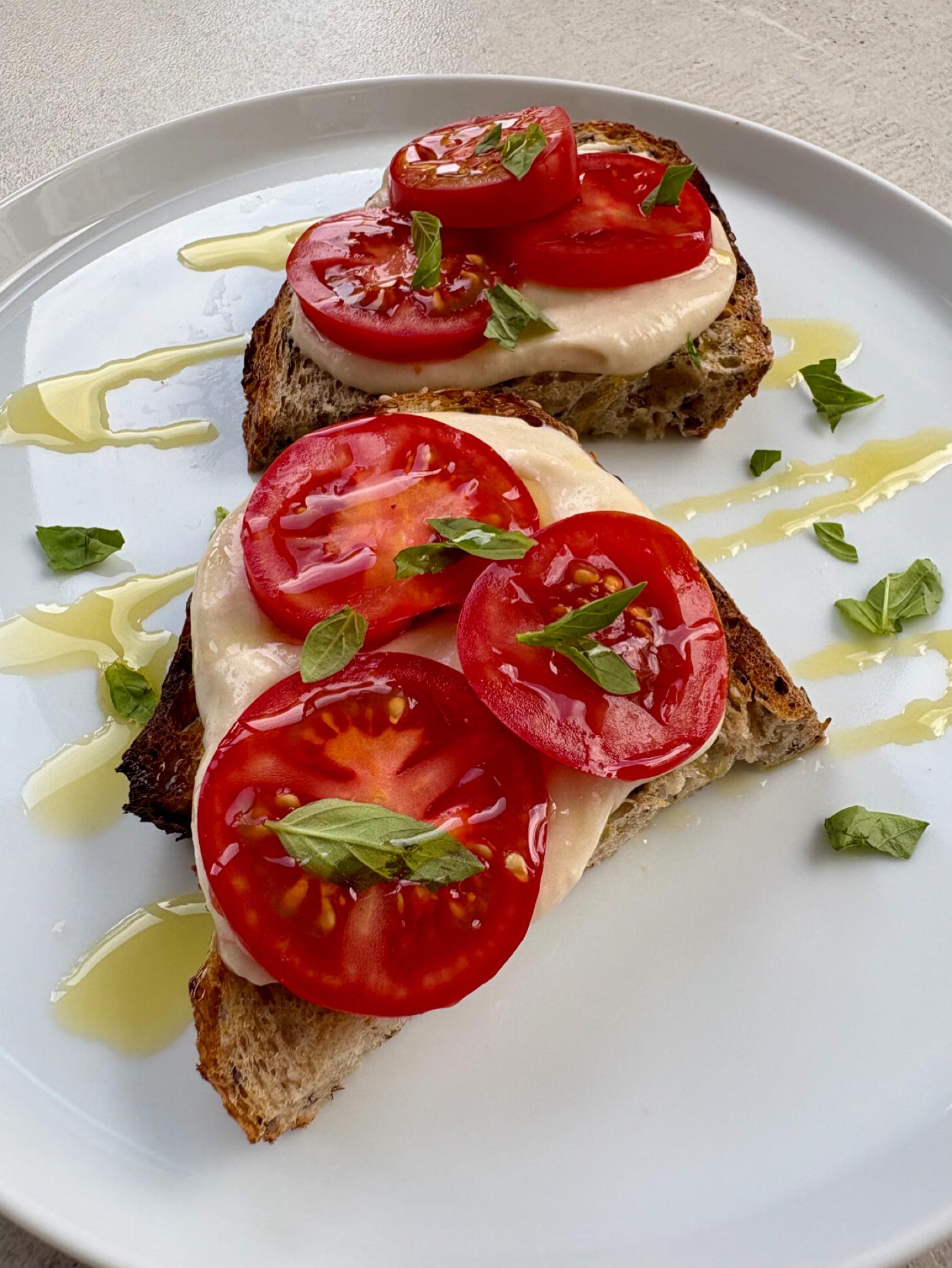 I had just over half a jar of @boldbeanco cannellini beans (sadly not gifted! ?) leftover from making chorizo minestrone yesterday. Decided to make a cannellini bean dip with beans, lemon juice, lemon zest, garlic, olive oil and salt. Dip was delicious but quite rich, so dolloped it on some toast, and topped with red choice tomatoes, basil and more olive oil. Delicious combination as the tomatoes cut through the richness of the dip. Will definitely be making again.
@bakesmithsbs8 - bread
@boldbeanco - cannellini beans
@waitrose_westburypark - red choice tomatoes
#healthylunch #healthylunchideas #dips #dippybits #whitebeans #cannelinibeans #beandip #lunches #starters #food #foodie #foodblogger #foodlover #bristolfood #bristolfoodies #bristolfoodbloggers