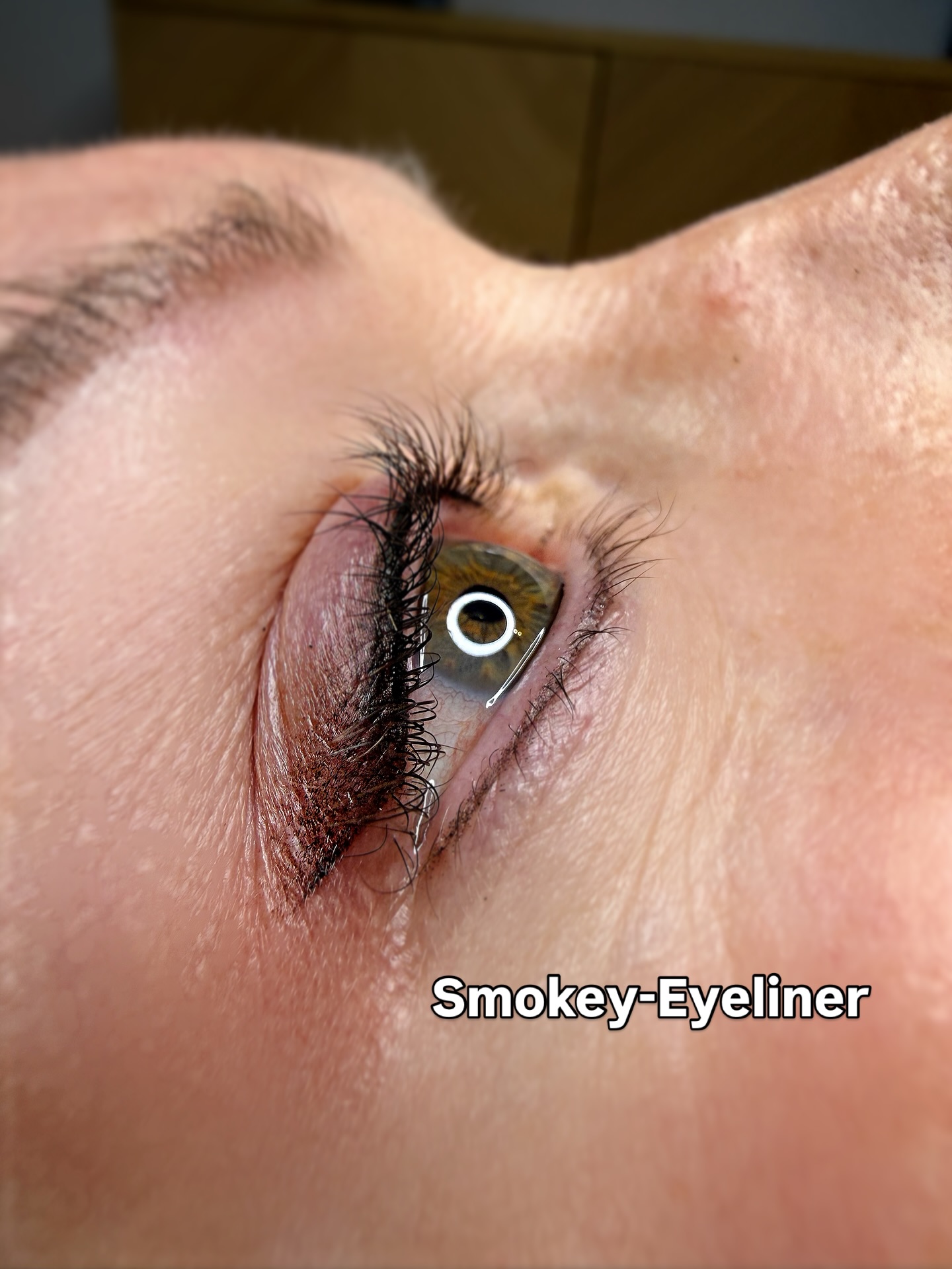 SMOKEY EYELINER ✨?
Ich liebe diese Technik, weil sie Smokey Eyes so weich und natürlich wirken lässt.
Der Smokey Eyeliner legt sich wie ein feiner Schatten direkt an den Wimpernkranz und öffnet das Auge auf eine ganz subtile, elegante Art. ?️✨
Kein Verschmieren. Keine harte Linie.
Nur ein dauerhaft sanfter „Soft Smoke“, der die Iris betont und dem Blick mehr Ausdruck verleiht. ?️?
Gerade bei sensibler oder reifer Haut arbeite ich besonders präzise, damit alles sauber verheilt und genau diesen leichten, frischen Look ergibt.
Wenn du dir jeden Tag diesen Effekt wünschst, ohne Make-up auftragen zu müssen:
Das ist die perfekte Technik für dich. ?
? Dandelion | Cosmetic Studio Potsdam
#smokeyeyeliner #smokeyeyes #permanenteyeliner #pmueyeliner #wimpernkranzverdichtung #eyelinertattoo #pmuartist #pmudeutschland #pmubrandenburg #pmupotsdam #dandelioncosmeticstudio #permanentmakeupdeutschland #permanentmakeuppotsdam #kosmetikstudiopotsdam #beautypotsdam #pmubeauty #pmumaster #pmuaugen #shadedeyeliner