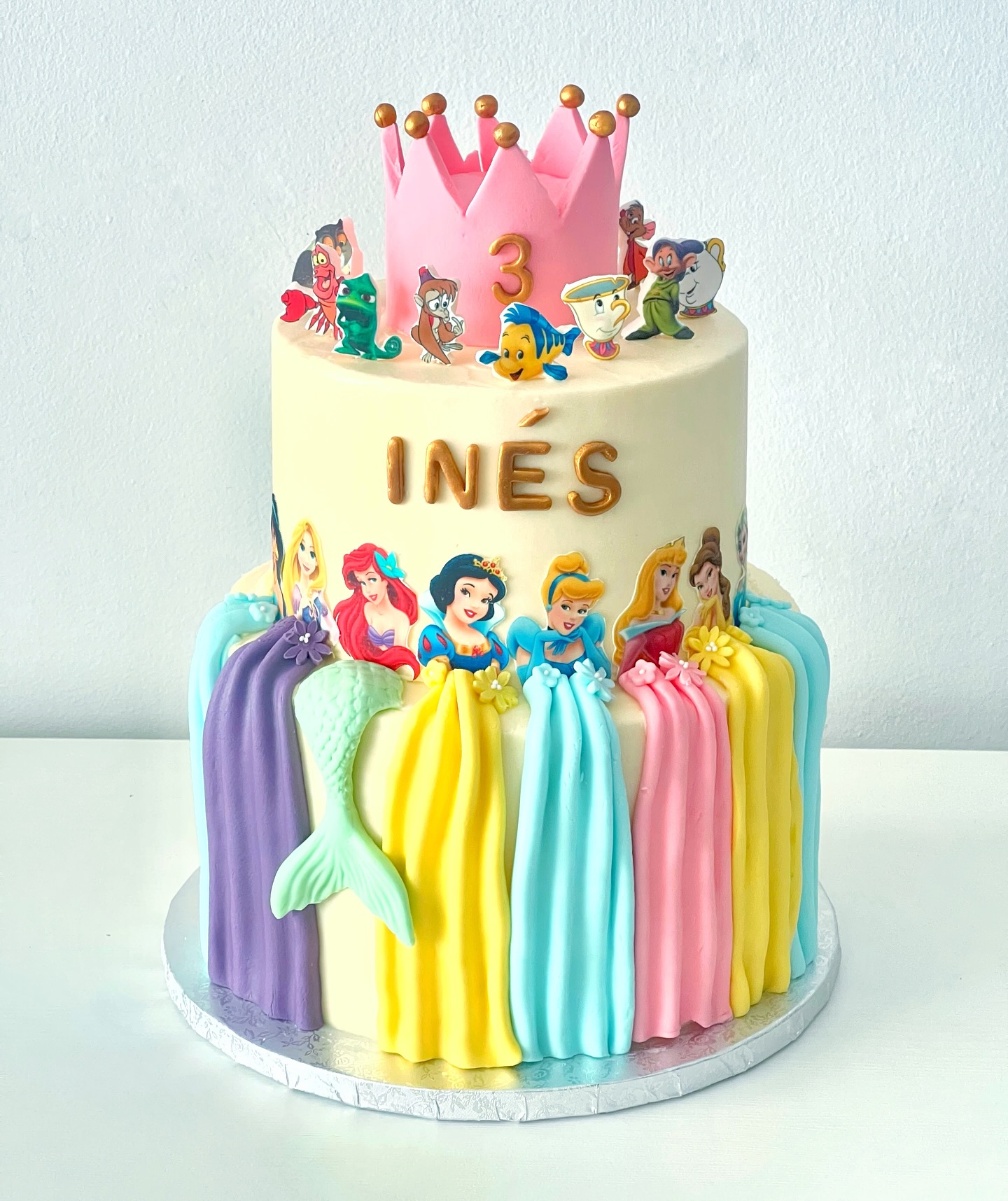 TARTA PRINCESAS ?✨
Así celebramos los 3 añitos de Inés: una tarta llena de color, detalles y sus princesas favoritas. Coronada con una tiara totalmente comestible y decorada con faldas de fondant hechos a mano… ¡una auténtica fantasía dulce!
En Carla’s Desserts creamos tartas personalizadas que transforman cualquier celebración en un momento inolvidable ✨?
¿Quieres una así para tu peque? Escríbenos?
#tartapersonalizada #disney #princesasdisney #princesas #tarta #pasteldecumpleaños #fondant #buttercreamcakes #pasteleria #gava #baixllobregat #castelldefels #viladecans #barcelona