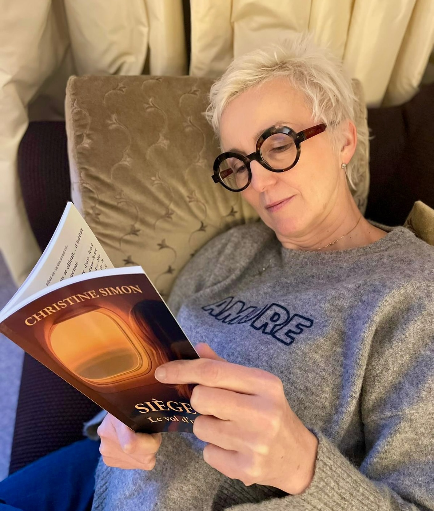 Rien de tel qu’un moment pour soi, un plaid, et quelques pages qui font voyager ✈️
#lecturedusoir #momentsdouceur #cocooningtime #pauselecture #instalecture #soireetranquille #tempspoursoi #lectureetchill #instantlecture #roman #autricefrançaise