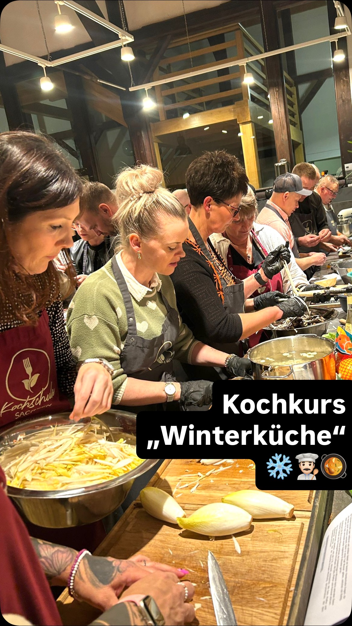 Wenn‘s draußen kühl wird und drinnen der Genuss lodert – Winterküche mit Jens ❄️????
Beim privaten Winterküche-Kochkurs wurde gekocht, bis die Fenster beschlugen und die Herzen warm waren. Eine Prise Gemütlichkeit, ein Löffel Leidenschaft und jede Menge Genuss – so schmeckte die Winterküche! ?
Zwischen dampfenden Töpfen, herzlichem Lachen und dem Klingen der Gläser wurde schnell klar: Hier ging’s nicht nur ums Kochen, sondern ums Zusammensein, ums Teilen und ums Genießen! ?☺️?
Danke an alle, die teilgenommen haben – ihr habt aus einem kalten Abend ein echtes Wohlfühl-Event gemacht! ?
?? www.kochschule-sachsen.de
☎️ 0174/2894035
✉️ verkauf@kochschule-sachsen.de
#kochschulesachsen #kochkurs #kochschule #winterküche #wintergericht #babyitscoldoutside #sachsen #waldenburg