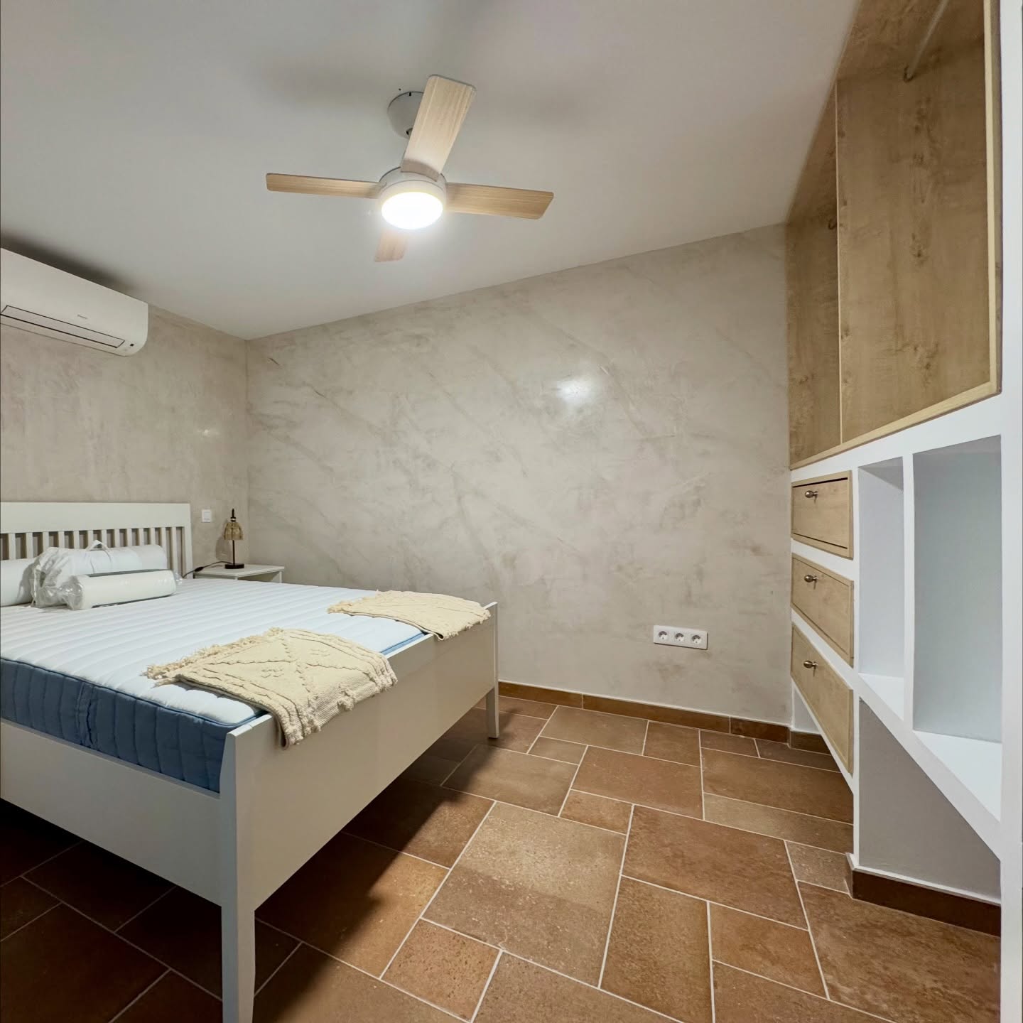 Una vivienda con esencia country, donde los colores cálidos y los materiales naturales se convierten en protagonistas.
Asesoramos en la elección de tonalidades y diseño, creando ambientes acogedores y auténticos. Incorporamos cortinas oscurantes y visillos ligeros que se mueven con la brisa, además de muebles a medida para complementar los armarios realizados en pladur.
Bajo la escalera, diseñamos un espacio funcional y con estilo: un área de almacenamiento que integra el cuarto de lavado, las baterías solares y todos los elementos de uso diario, sin renunciar a la estética. Un hogar práctico, cálido y lleno de personalidad. #diseñointeriores #interiorismo #countryhome #materialesnaturales #mueblesamedida #decoracioncalida #homeorganization #paralelo28design #interiorinspiration #espaciosconencanto @vetalov_carpinteros @canarydecor @cocinasdogar @martinhaacks