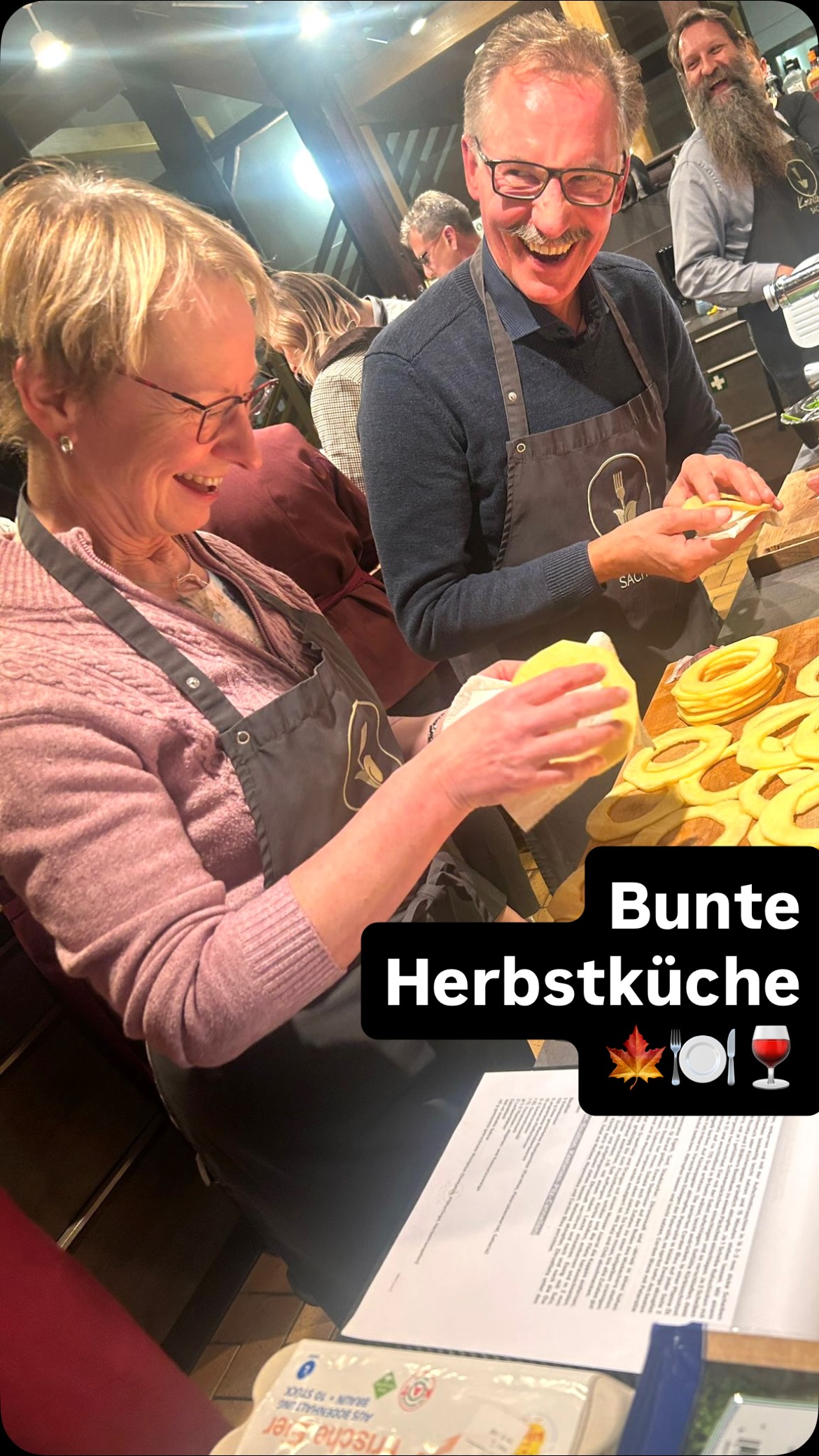 Bunte Herbstküche – Gute Laune und köstliche Küche garantiert! ??️?
Wenn draußen die Blätter tanzen und die Sonne in warmen Farben scheint, dann ist die perfekte Zeit für kulinarische Abenteuer gekommen und genau das wurde beim Kochkurs „Bunte Herbstküche“ als Firmenfeier zelebriert! ?
Am Ende wurde gemeinsam mit Koch Jens auf ein gelungenes Menü und den wunderbaren Abend angestoßen, an dem bewiesen wurde: Feiern kann man auf viele Arten – aber mit einem Kochlöffel in der Hand und Kolleginnen und Kollegen um sich herum schmeckt’s einfach am besten! ?
Ihr wollt eure Firmenfeier auch auf besondere Art durchführen? Dann haben wir das Richtige für euren Geschmack:
? Sektempfang
? 4-Gänge inkl. Getränke
??? Kochen unter professioneller Anleitung
? Und das Beste: KEIN anschließendes Aufräumen
?? www.kochschule-sachsen.de
☎️ 0174/2894035
✉️ verkauf@kochschule-sachsen.de
#kochschulesachsen #kochkurs #herbstküche #kochenunteranleitung #autumn #geburtstag #feierabendgenießen #küchenparty #rundergeburtstag
