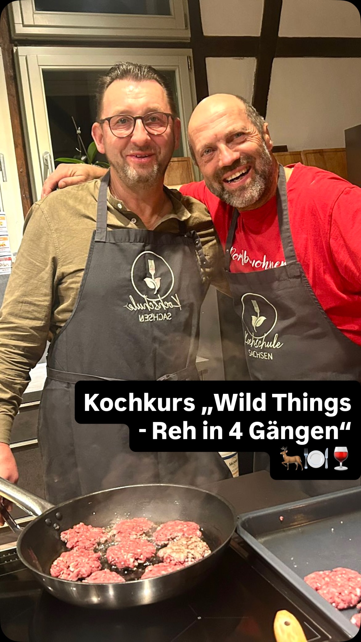 Wilde Wow-Momente - Reh in 4 Gängen ??️?
Bei unserem Kochkurs „Wild Things – Reh in 4 Gängen“ hat Jens gezeigt, wie vielseitig, zart und aromatisch Wildküche wirklich sein kann. Jeder Gang war ein kulinarisches Abenteuer – erdig, elegant und voller Waldaromen! ☺️
Von feinem Reh-Carpaccio mit Kürbis und Feldsalat, über den Mini-Reh-Burger mit Aprikosen, Shiitake und Kerbel-Mayonnaise bis hin zum Rehrücken im Wirsingmantel: Hier wurde genossen, was die Wildküche hergab! ????
Zum süßen Abschluss wartete eine Birnentarte mit Portweineis – ein Dessert, das so gut war, dass der Abend eigentlich auch damit hätte beginnen können! ?
Danke an alle, die dabei waren – gemeinsam zu genießen macht immer doppelt Spaß! Seid ihr jetzt wild geworden auf unsere Kochkurse? Dann schnuppert mal rein:
?? www.kochschule-sachsen.de
☎️ 0174/2894035
✉️ verkauf@kochschule-sachsen.de
#kochschulesachsen #wild #liebezumkochen #rehrücken #rehburger #rehcarpaccio #birnentarte #kochenfüranfänger #waldenburg #schlagwitzschmeckt