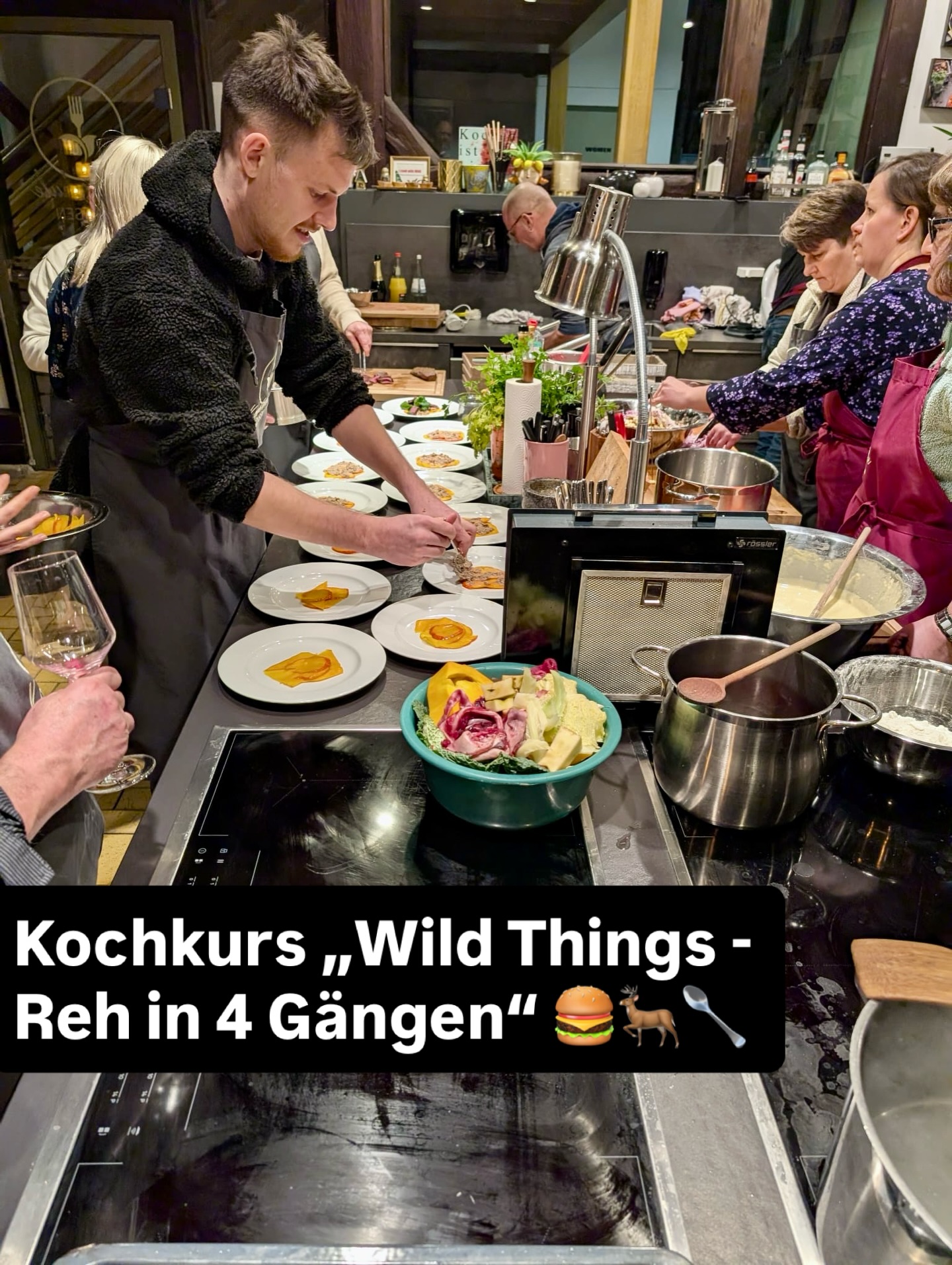 Reh in 4 Gängen - Kulinarisches Jagdfieber inklusive! ???
Bei unserem Kurs „Wild Things - Reh in vier Gängen“ hat Koch Florian die Küche in ein wildes Genussrevier verwandelt. Zartes Reh, vielseitige Aromen und eine Portion Experimentierfreude – da ging jedem Teilnehmenden das Herz auf! ??
Vom feinen Reh-Carpaccio über den deftigen Mini-Burger bis zum saftigen Rehrücken und der süßen Birnentarte – jeder Gang war eine kleine Geschmackssafari! ???
Damit euch ab heute kein Kochkurs mehr durch die Lappen geht, springt einfach auf unsere Website und checkt unsere Kurse – Genussmomente auf dem Teller inbegriffen! ?
?? www.kochschule-sachsen.de
☎️ 037608 28481
✉️ verkauf@kochschule-sachsen.de
#kochschulesachsen #kochkurs #rehburger #profikoch #kochenlernen #rehcarpaccio #birnentarte #genussmensch