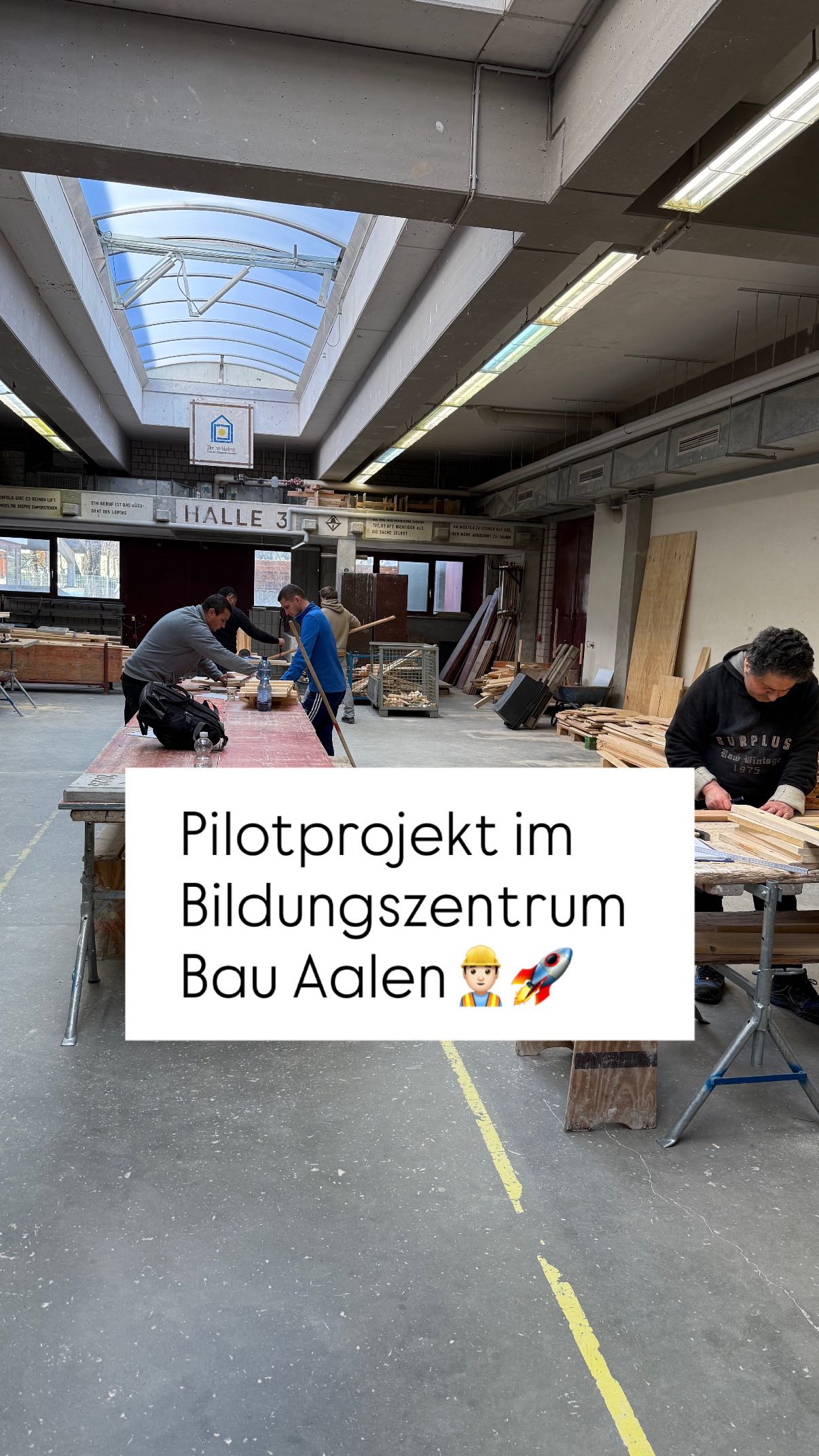 Das neue Pilotprojekt im Bildungszentrum Bau Aalen bereitet Jobsuchende auf die #Baustelle vor🚧
In einem neunwöchigen Intensivkurs werden den Teilnehmern die wichtigsten Skills vermittelt. Drei Module werden zusätzlich von einem Deutschkurs begleitet.
Das Ziel: Arbeitskräfte an unsere #Bauunternehmen vermitteln und Männer aus der Arbeitslosigkeit holen.🧱
Das Projekt wird in Zusammenarbeit mit der @technische_akademie.gd durchgeführt und entstand mithilfe der Unterstützung von @handwerk_bw, @handwerkskammer_ulm und der @bundesagenturfuerarbeit 🤝❤️
#Bauwirtschaft #BauwirtschaftBW #BadenWürttemberg #Aalen #Weiterbildung #Bau #Fachkräfte #Integration