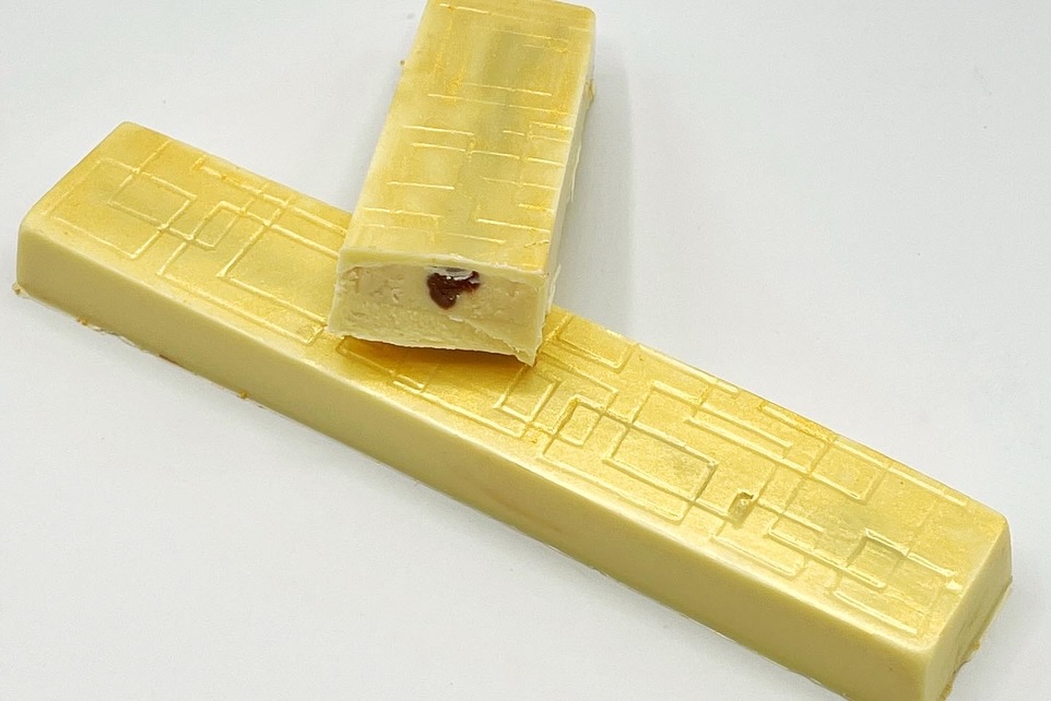 TURRONES?
Ya tenemos disponibles los turrones de este año✨
- Gold: chocolate blanco, nueces de macadamia y caramelo
- Pistacho: chocolate con leche relleno de pistacho
- Kikos: chocolate negro, maíz crujiente y sal
- Frambuesa: chocolate negro y confitura de frambuesa
Puedes hacer tu pedido por la web o contactando con nosotros. También hacemos envíos a domicilio? UNIDADES LIMITADAS
#turrones #chocolate #pistacho #navidad #pastelería #frambuesa #turron #dulce #gava #viladecans #barcelona #baixllobregat