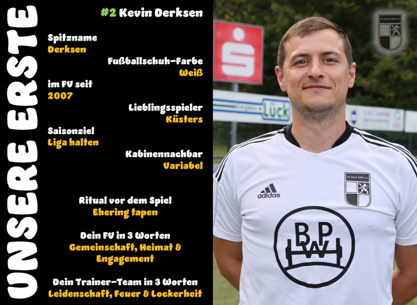 ? Unsere Erste #2 Kevin Derksen ??
Wir stellen euch in den nächsten Wochen den Kader unserer Ersten vor. Heute geht's weiter mit Kevin Derksen. ⚽ Mit Kevin präsentieren wir euch den nächsten Ur-Wiehler. ? Er ist schon seit 18 (!) für den FV aktiv. Allein für unsere Erste kommt er auf mehr als 250 (!) ? Spiele. Ein echter Dauerbrenner ? ist er auch wieder in dieser Saison, denn er hat bisher kein Meisterschaftsspiel verpasst! ?? Danke, Kevin! ??
#fuerdenfv #mitdemloewenaufderbrust #weilwirdichlieben