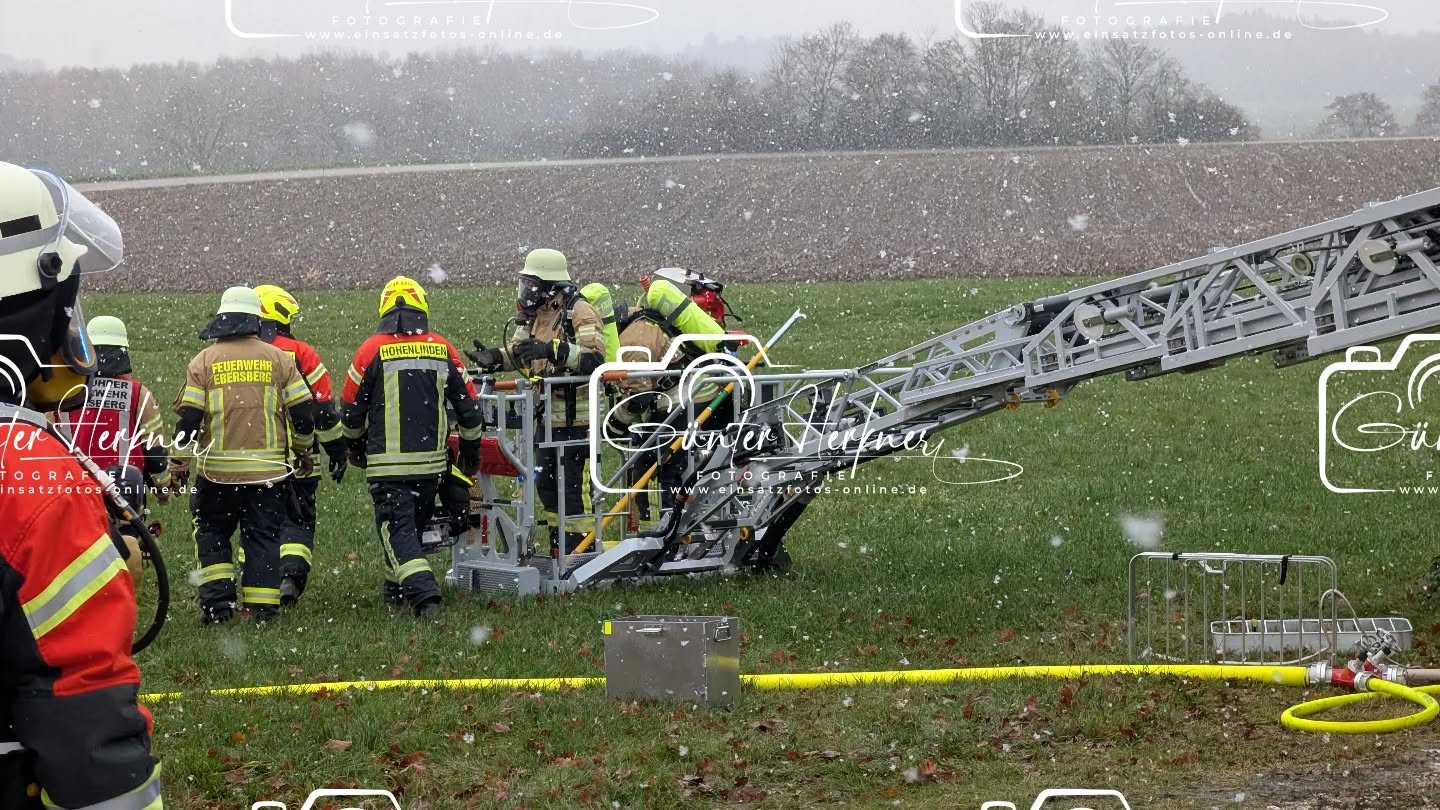 🗓️Datum: 21.11.2025
⏰Uhrzeit: 13.58 Uhr
🚒🚑 Einsatzart: B 4
📍Einsatzort: Preisendorf
🚒🚑🚁🚓 Eingesetzte Kräfte:
@feuerwehr_altenerding
@feuerwehr_forstern
@feuerwehr_isen
@feuerwehr_westach
@ffpastetten
@ffw_hohenlinden
@ffw_forstinning
@ff_mittbach
feuerwehr_ebersberg
@brk_kreisverband_ebersberg
@brk_kreisverband_erding Einsatzleiter
@polizeiobn
Brand auf landwirtschaftlichem Anwesen
Am Freitag Nachmittag geriet im Ortsteil Preisendorf das Nebengebäude (Garage) eines Anwesens in Brand. Der Sachschaden beläuft sich auf ca. 50.000 Euro, wobei sich der Brand nicht auf das Wohnhaus verlagerte.
Personenschaden entstand bei dem Feuer nicht. Die Brandursache ist bislang noch unklar, wobei Ermittlungen diesbezüglich laufen.
Die Feuerwehren Ebersberg, Erding, Forstern, Forstinning, Hofkirchen, Hohenlinden, Isen, Mittbach, Pastetten, Taufkirchen sowie Westach waren mit starken Kräften vor Ort.
Quelle: Pi Erding
📷 Günter Herkner
#thl #unfall #feuerwehr #rettungsdienst #polizei #luftrettung #blaulicht #technischehilfe #gefahrgut #abc #brand #freiwilligefeuerwehr