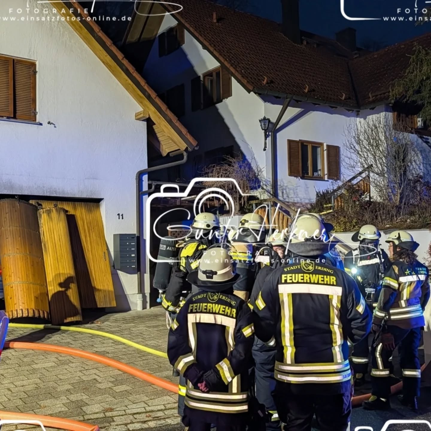 🗓️Datum: 03.12.2025
⏰Uhrzeit: 16.19 Uhr
🚒🚑 Einsatzart: B 3
📍Einsatzort: Erding
🚒🚑🚁🚓 Eingesetzte Kräfte:
@feuerwehr_erding
@feuerwehr_altenerding
@kreisbrandinspektion_erding
@brk_kreisverband_erding
@mkt_rettungsdienst
@einsatzleiter_rettungsdienst
@polizeiobn
Brand im Keller eines Mehrfamilienhauses – Zeugenaufruf
Am gestrigen Mittwochnachmittag ist im Keller eines Mehrfamilienhauses in Erding ein Brand ausgebrochen. Die Ursache für das Feuer ist aktuell noch unbekannt. Die Kriminalpolizei Erding hat die Ermittlungen übernommen.
Gegen 16.15 Uhr wurde der Einsatzleitstelle Feuer im Keller eines Gebäudes an der Schäfflerstraße mitgeteilt.
Zur Durchführung der erforderlichen Löscharbeiten musste der betroffene Straßenabschnitt für etwa 1,5 Stunden für den Verkehr gesperrt werden.
Das Haus war zum Zeitpunkt des Brandes unbewohnt. Die regulären Bewohner waren bereits seit einem früheren Brandereignis am 04.11.2025 (polizeiliche Berichterstattung erfolgte) in temporäre Unterkünfte umgezogen und befanden sich somit nicht vor Ort. Lediglich die Wohnung über der angrenzenden Garage war bewohnt.
Es wurden keine Personen verletzt.
Der entstandene Sachschaden liegt zwischen 5 000 und 10 000 Euro.
Die Brandursache konnte nicht abschließend geklärt werden. Da weder eine technische Ursache, noch vorsätzliche Brandstiftung ausgeschlossen werden können, bittet die Kriminalpolizei Erding Zeugen, verdächtige Wahrnehmungen unter der Telefonnummer 08122/9680 zu melden.
Quelle: PP Oberbayern Nord
📷 Günter Herkner
#thl #unfall #feuerwehr #rettungsdienst #polizei #luftrettung #blaulicht #technischehilfe #gefahrgut #abc #brand #freiwilligefeuerwehr