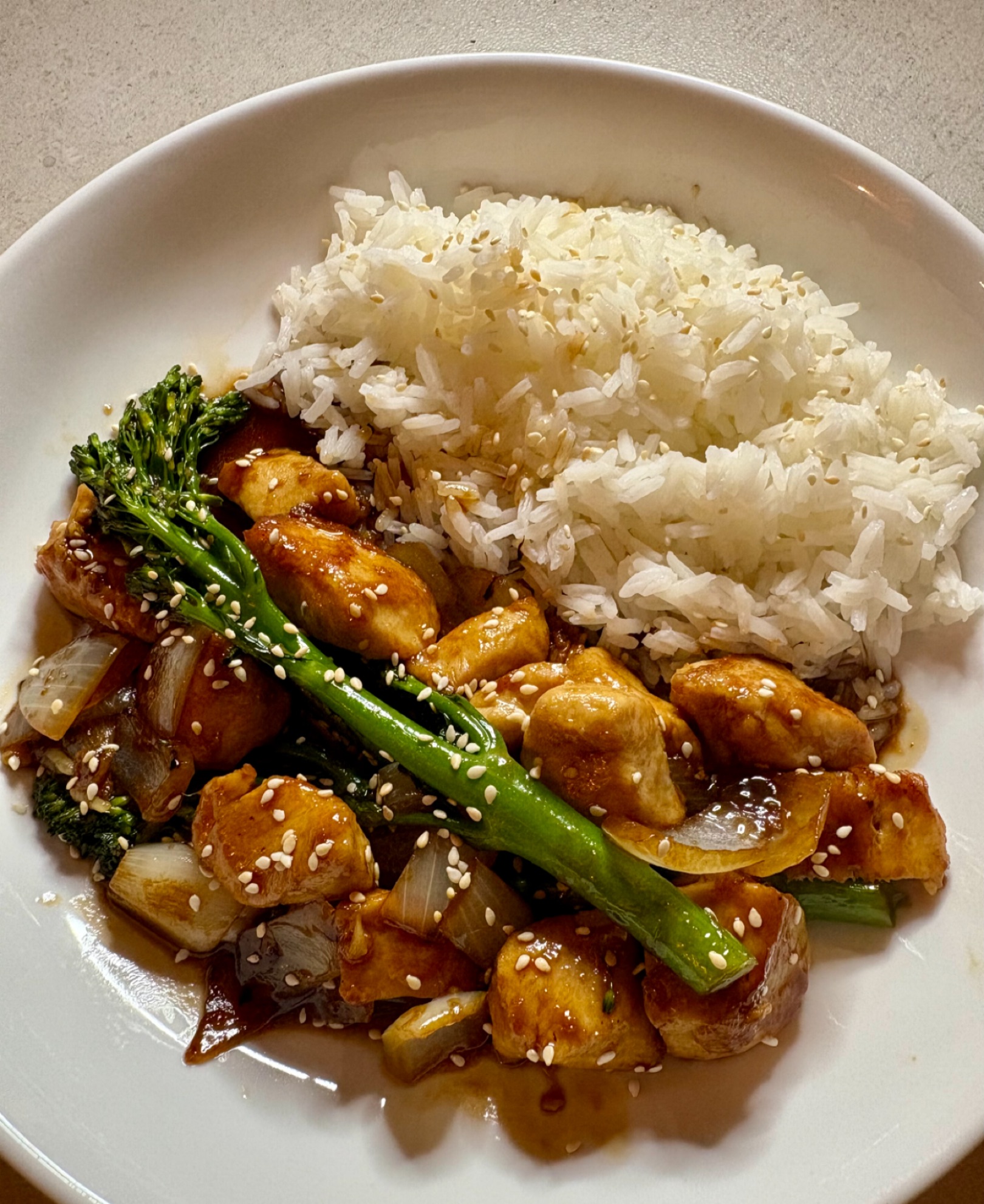 I had some tenderstem broccoli to use up, so decided to make Chinese chicken and broccoli. Velveted the chicken with Shaoxing, cornflour and salt, which makes it really tender. Made a stir fry sauce of more Shaoxing, oyster sauce, dark and light soy, sesame oil, pinch of sugar and water. Stir fried the onion and chicken, then added garlic and ginger followed by the sauce, then threw in the lightly steamed broccoli. Topped with toasted sesame seeds. Boys loved it!
My cashew chicken is not dissimilar and the recipe is on my George’s Bristol Kitchen website.
#orientalfood #asianfoods #asianfood #fakeaway #chinesefood #chinesechicken #chinesechickenandbroccoli #bristolfoodies #bristolfood #bristolfoodblogger #food #foodblogger #foodlover #foodies