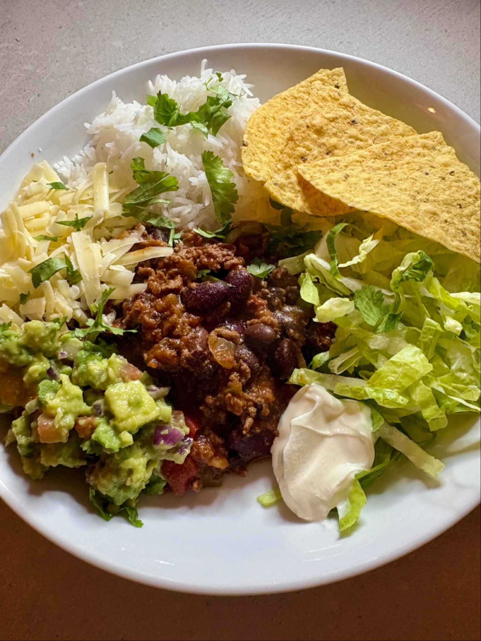 My son asked me to cook this, which was a bit of a surprise as he’s never been a big fan of beans, especially red kidney beans. This is my two bean chilli, which includes red kidney (obvs!) and black beans. In terms of heat then I use a mix of fresh chilli, powdered chilli and ancho chilli paste, which gives it that depth of flavour and smokiness. Always include a couple of squares of dark green and blacks too! Served with basmati, homemade guacamole, sour cream, lettuce and cheese.
Ancho chilli paste - @waitrose
Basmati - @tildarice
Dark chocolate - @greenandblacks
Powdered spices - @bartslondon
Cheddar - @davidstowcheddar
#chilliconcarne #chilli #beans #pulses #mexicanfood #guac #saturdaynightfood #food #foodblogger #foodies #foodlover #foodblog #bristolfood #bristolfoodie #bristolfoodbloggers